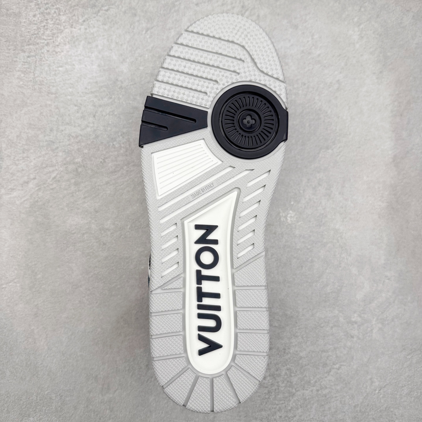 图片[9]-Louis Vuitton Trainer lv时装走秀运动鞋 完美鞋型超高的清洁度 零毛边线头瑕疵 全套原楦原纸版原鞋开模 全网最具灵魂的版型 正确原装黄色鞋盒 正确中底印花 鞋面印花3D高频深度立体 全鞋电脑针车 紧密相连 针距密度一致 环保乳胶注塑鞋垫 厚度脚感还原原版 皮面裁剪部位 统一油边封口工艺 原装橡胶大底含胶量大底组合零偏差 专柜全套包装 防尘袋 说明书 质保卡 男女鞋 尺码：35 36 37 38 39 40 41 42 43 44 45-选品中心