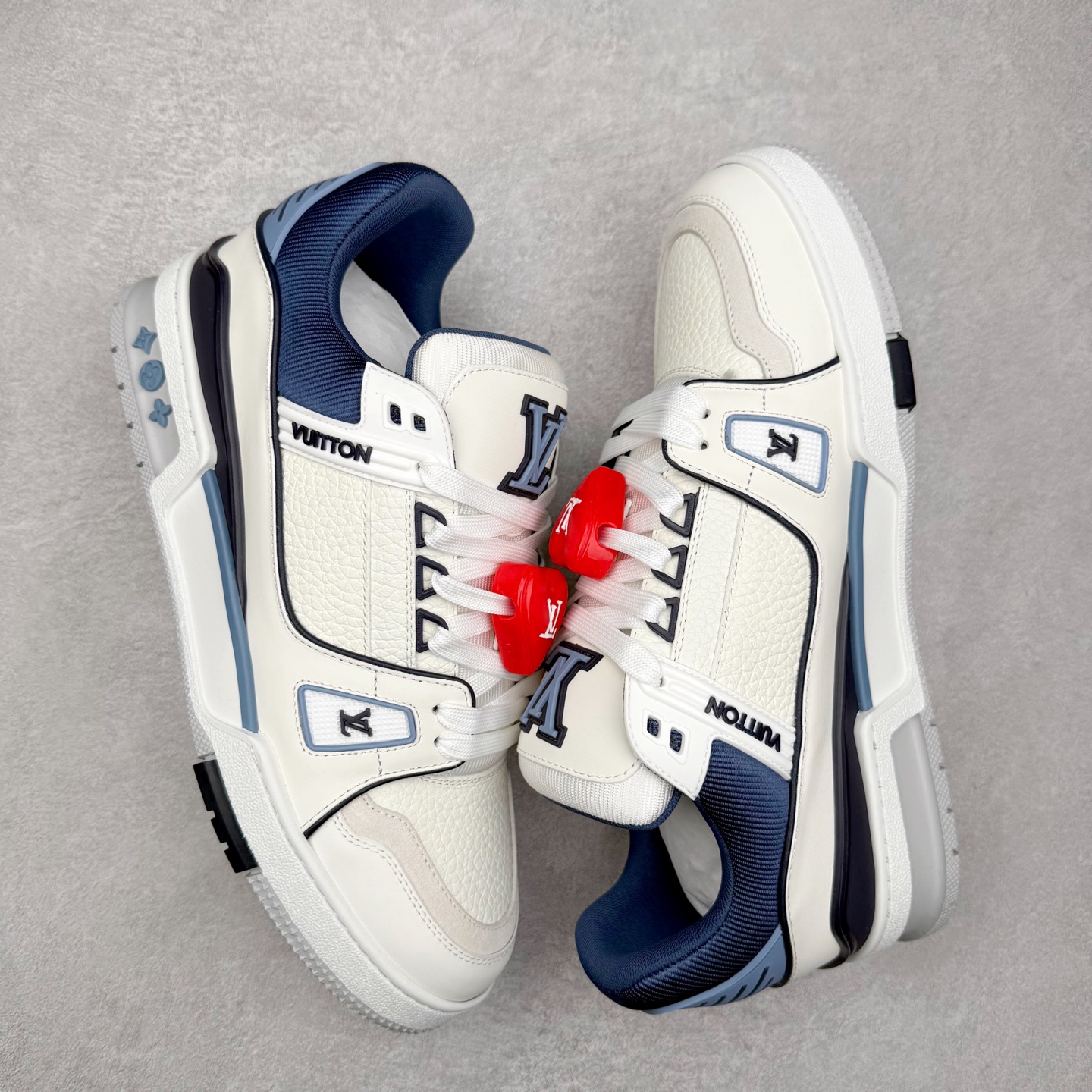 图片[3]-Louis Vuitton Trainer lv时装走秀运动鞋 完美鞋型超高的清洁度 零毛边线头瑕疵 全套原楦原纸版原鞋开模 全网最具灵魂的版型 正确原装黄色鞋盒 正确中底印花 鞋面印花3D高频深度立体 全鞋电脑针车 紧密相连 针距密度一致 环保乳胶注塑鞋垫 厚度脚感还原原版 皮面裁剪部位 统一油边封口工艺 原装橡胶大底含胶量大底组合零偏差 专柜全套包装 防尘袋 说明书 质保卡 男女鞋 尺码：35 36 37 38 39 40 41 42 43 44 45-选品中心