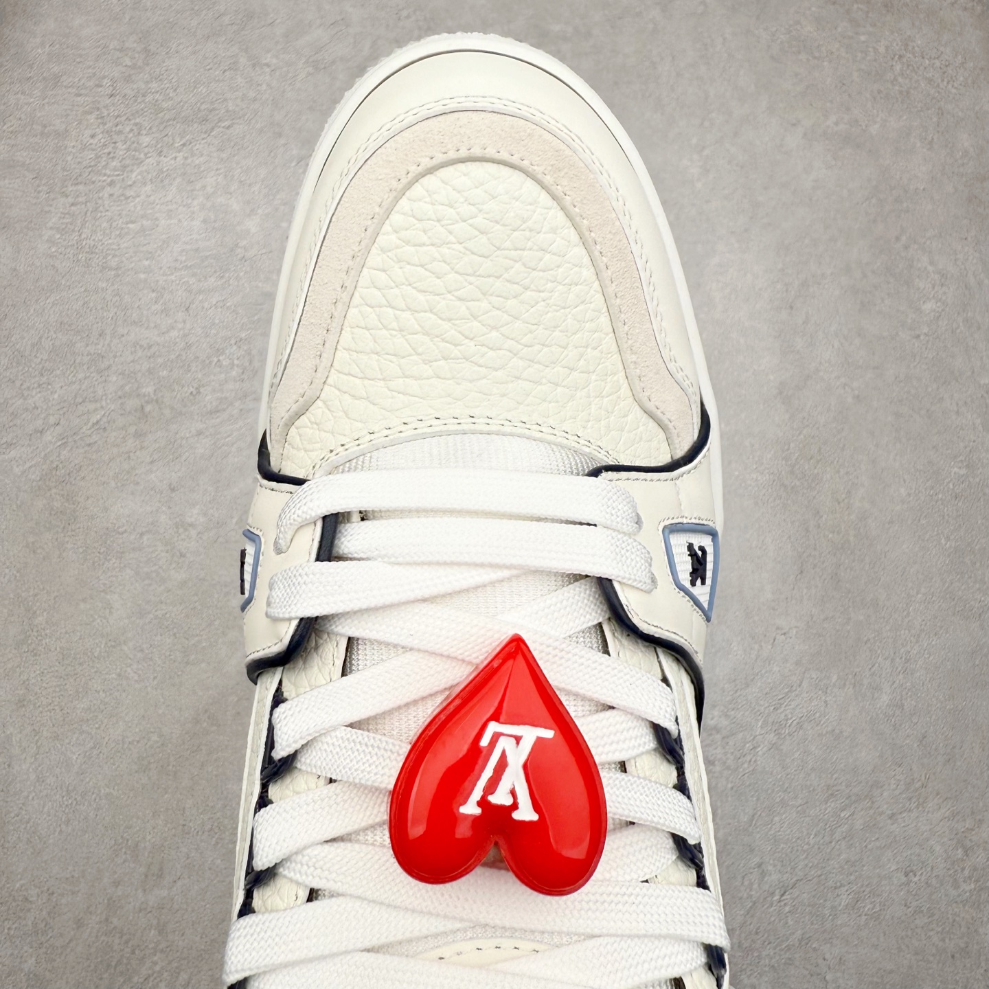 图片[4]-Louis Vuitton Trainer lv时装走秀运动鞋 完美鞋型超高的清洁度 零毛边线头瑕疵 全套原楦原纸版原鞋开模 全网最具灵魂的版型 正确原装黄色鞋盒 正确中底印花 鞋面印花3D高频深度立体 全鞋电脑针车 紧密相连 针距密度一致 环保乳胶注塑鞋垫 厚度脚感还原原版 皮面裁剪部位 统一油边封口工艺 原装橡胶大底含胶量大底组合零偏差 专柜全套包装 防尘袋 说明书 质保卡 男女鞋 尺码：35 36 37 38 39 40 41 42 43 44 45-选品中心