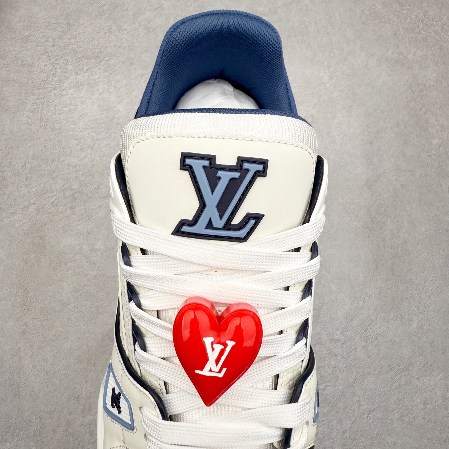 图片[5]-Louis Vuitton Trainer lv时装走秀运动鞋 完美鞋型超高的清洁度 零毛边线头瑕疵 全套原楦原纸版原鞋开模 全网最具灵魂的版型 正确原装黄色鞋盒 正确中底印花 鞋面印花3D高频深度立体 全鞋电脑针车 紧密相连 针距密度一致 环保乳胶注塑鞋垫 厚度脚感还原原版 皮面裁剪部位 统一油边封口工艺 原装橡胶大底含胶量大底组合零偏差 专柜全套包装 防尘袋 说明书 质保卡 男女鞋 尺码：35 36 37 38 39 40 41 42 43 44 45-选品中心