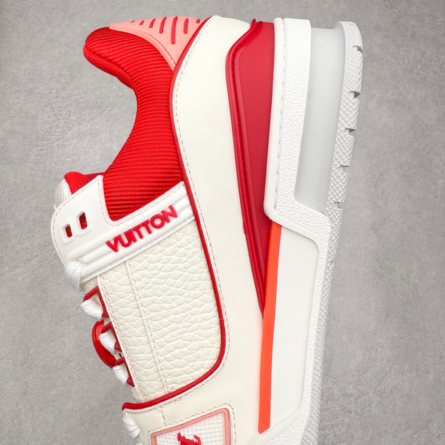 图片[7]-Louis Vuitton Trainer lv时装走秀运动鞋 完美鞋型超高的清洁度 零毛边线头瑕疵 全套原楦原纸版原鞋开模 全网最具灵魂的版型 正确原装黄色鞋盒 正确中底印花 鞋面印花3D高频深度立体 全鞋电脑针车 紧密相连 针距密度一致 环保乳胶注塑鞋垫 厚度脚感还原原版 皮面裁剪部位 统一油边封口工艺 原装橡胶大底含胶量大底组合零偏差 专柜全套包装 防尘袋 说明书 质保卡 男女鞋 尺码：35 36 37 38 39 40 41 42 43 44 45-选品中心