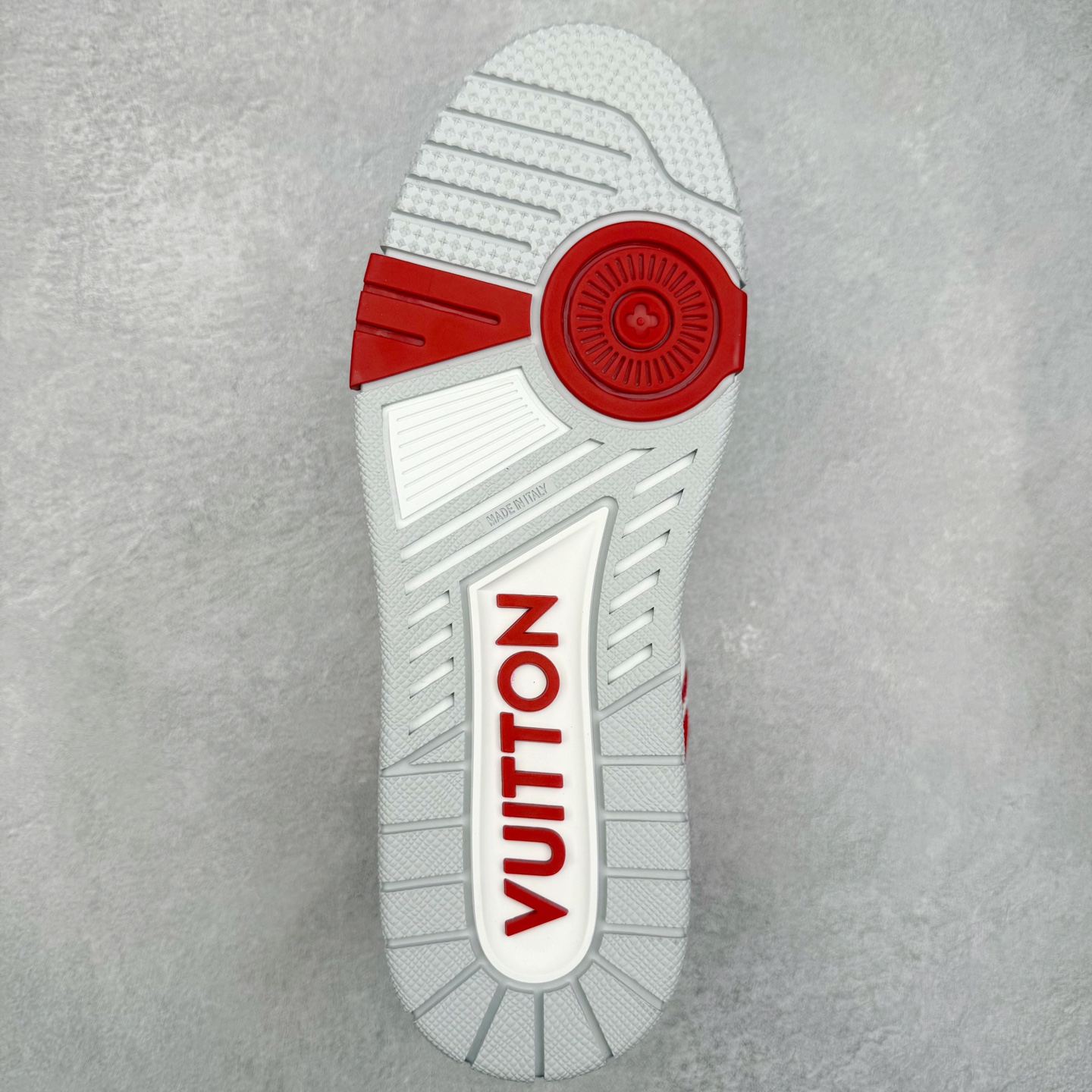 图片[9]-Louis Vuitton Trainer lv时装走秀运动鞋 完美鞋型超高的清洁度 零毛边线头瑕疵 全套原楦原纸版原鞋开模 全网最具灵魂的版型 正确原装黄色鞋盒 正确中底印花 鞋面印花3D高频深度立体 全鞋电脑针车 紧密相连 针距密度一致 环保乳胶注塑鞋垫 厚度脚感还原原版 皮面裁剪部位 统一油边封口工艺 原装橡胶大底含胶量大底组合零偏差 专柜全套包装 防尘袋 说明书 质保卡 男女鞋 尺码：35 36 37 38 39 40 41 42 43 44 45-选品中心