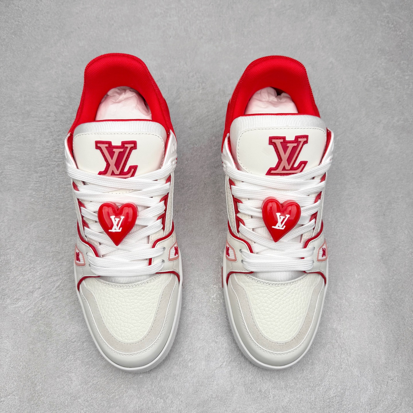 图片[2]-Louis Vuitton Trainer lv时装走秀运动鞋 完美鞋型超高的清洁度 零毛边线头瑕疵 全套原楦原纸版原鞋开模 全网最具灵魂的版型 正确原装黄色鞋盒 正确中底印花 鞋面印花3D高频深度立体 全鞋电脑针车 紧密相连 针距密度一致 环保乳胶注塑鞋垫 厚度脚感还原原版 皮面裁剪部位 统一油边封口工艺 原装橡胶大底含胶量大底组合零偏差 专柜全套包装 防尘袋 说明书 质保卡 男女鞋 尺码：35 36 37 38 39 40 41 42 43 44 45-选品中心