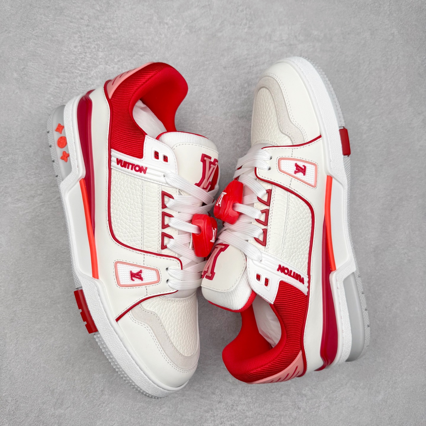 图片[3]-Louis Vuitton Trainer lv时装走秀运动鞋 完美鞋型超高的清洁度 零毛边线头瑕疵 全套原楦原纸版原鞋开模 全网最具灵魂的版型 正确原装黄色鞋盒 正确中底印花 鞋面印花3D高频深度立体 全鞋电脑针车 紧密相连 针距密度一致 环保乳胶注塑鞋垫 厚度脚感还原原版 皮面裁剪部位 统一油边封口工艺 原装橡胶大底含胶量大底组合零偏差 专柜全套包装 防尘袋 说明书 质保卡 男女鞋 尺码：35 36 37 38 39 40 41 42 43 44 45-选品中心