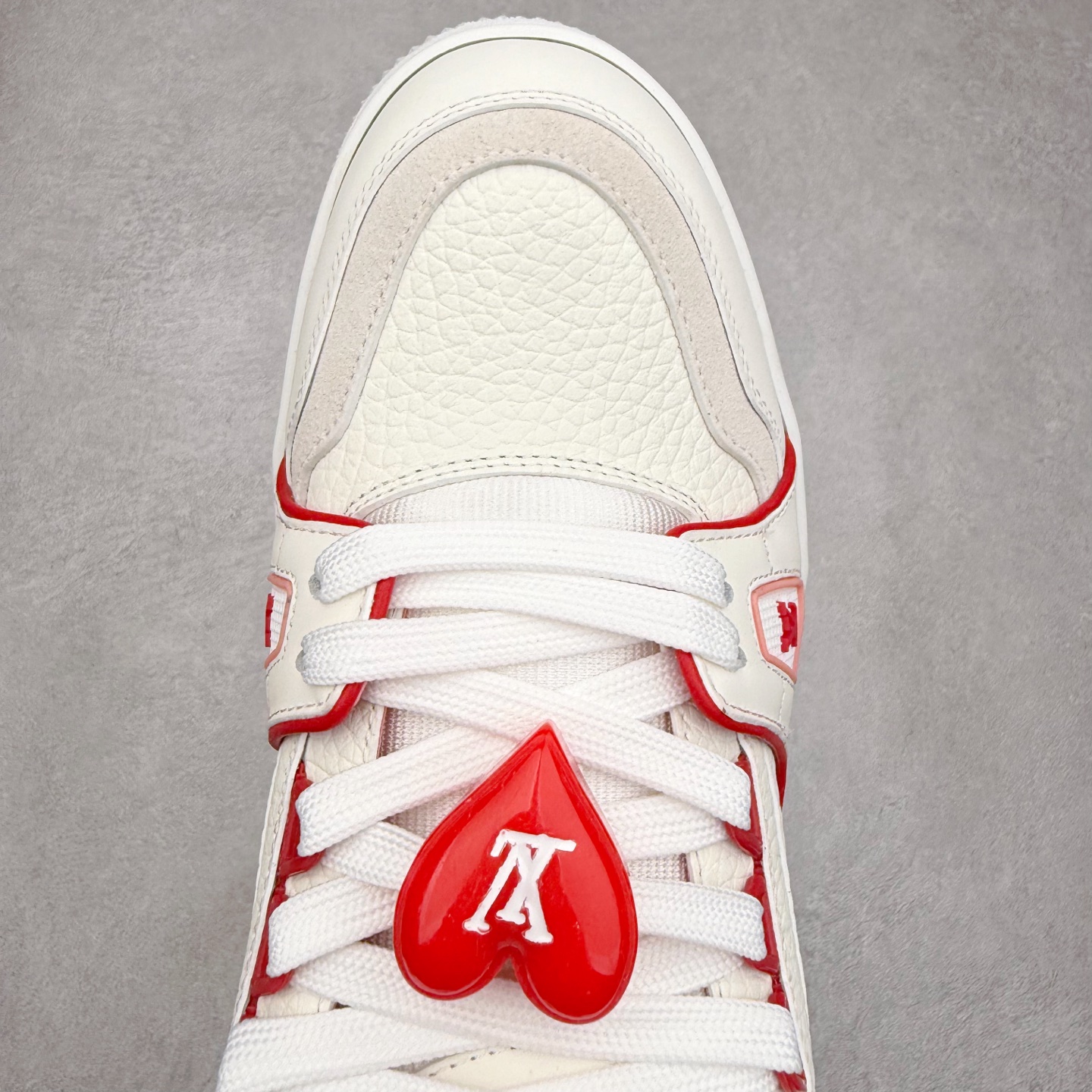 图片[4]-Louis Vuitton Trainer lv时装走秀运动鞋 完美鞋型超高的清洁度 零毛边线头瑕疵 全套原楦原纸版原鞋开模 全网最具灵魂的版型 正确原装黄色鞋盒 正确中底印花 鞋面印花3D高频深度立体 全鞋电脑针车 紧密相连 针距密度一致 环保乳胶注塑鞋垫 厚度脚感还原原版 皮面裁剪部位 统一油边封口工艺 原装橡胶大底含胶量大底组合零偏差 专柜全套包装 防尘袋 说明书 质保卡 男女鞋 尺码：35 36 37 38 39 40 41 42 43 44 45-选品中心