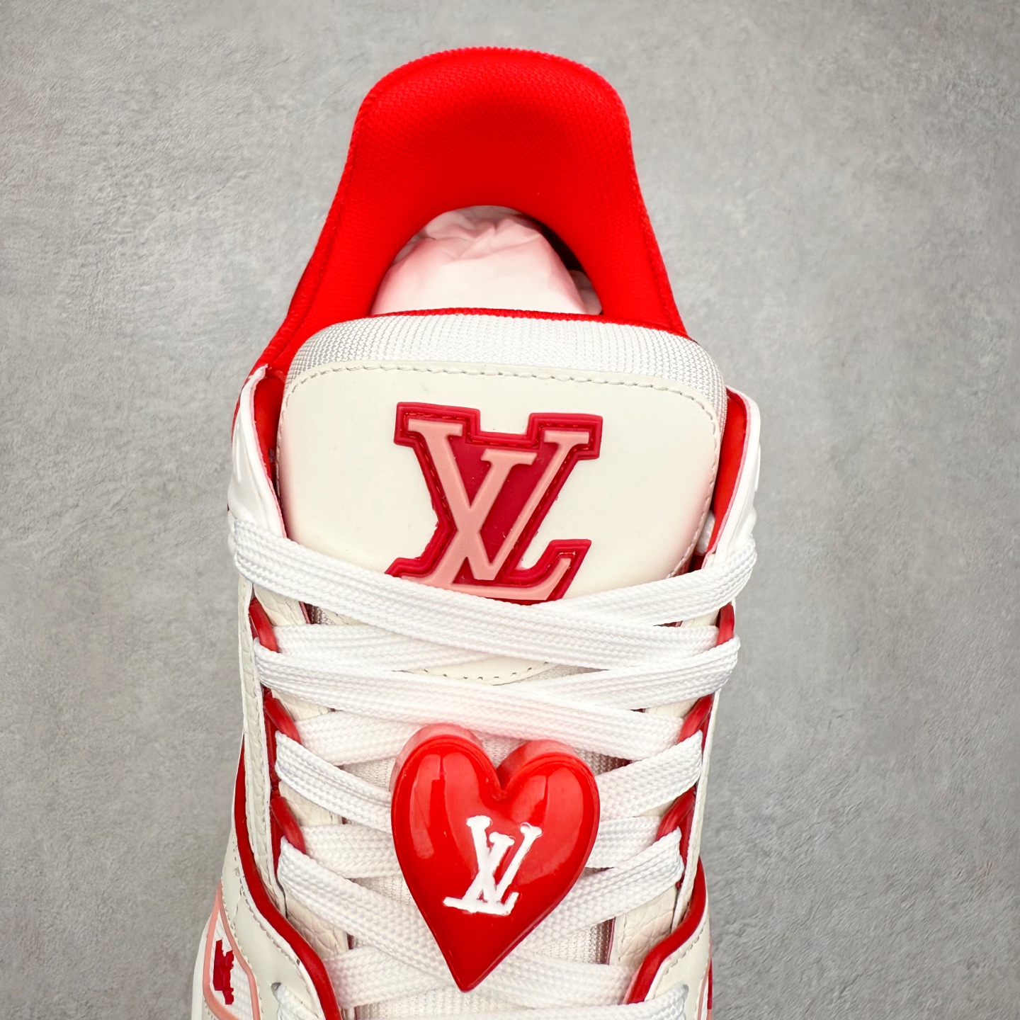 图片[5]-Louis Vuitton Trainer lv时装走秀运动鞋 完美鞋型超高的清洁度 零毛边线头瑕疵 全套原楦原纸版原鞋开模 全网最具灵魂的版型 正确原装黄色鞋盒 正确中底印花 鞋面印花3D高频深度立体 全鞋电脑针车 紧密相连 针距密度一致 环保乳胶注塑鞋垫 厚度脚感还原原版 皮面裁剪部位 统一油边封口工艺 原装橡胶大底含胶量大底组合零偏差 专柜全套包装 防尘袋 说明书 质保卡 男女鞋 尺码：35 36 37 38 39 40 41 42 43 44 45-选品中心