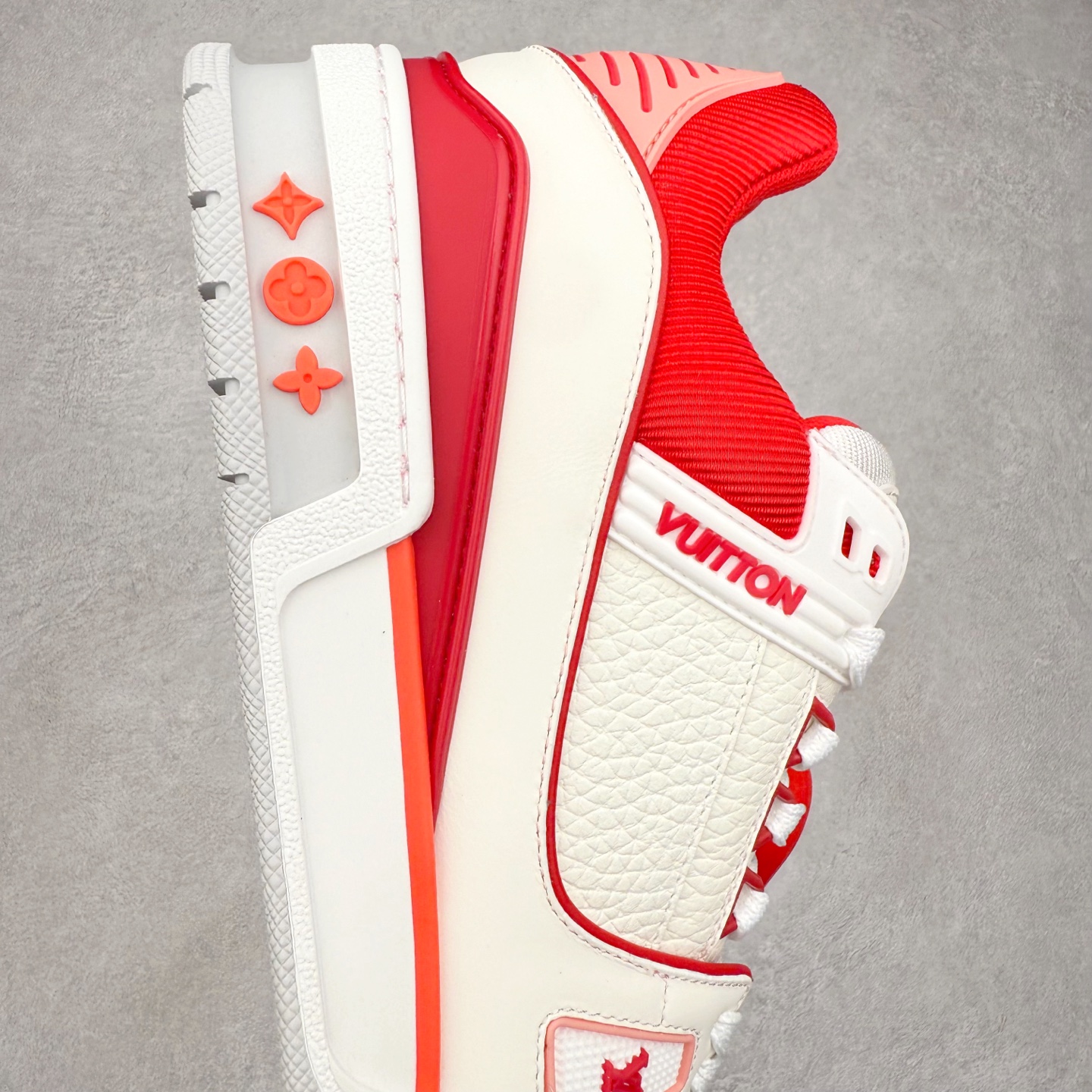 图片[6]-Louis Vuitton Trainer lv时装走秀运动鞋 完美鞋型超高的清洁度 零毛边线头瑕疵 全套原楦原纸版原鞋开模 全网最具灵魂的版型 正确原装黄色鞋盒 正确中底印花 鞋面印花3D高频深度立体 全鞋电脑针车 紧密相连 针距密度一致 环保乳胶注塑鞋垫 厚度脚感还原原版 皮面裁剪部位 统一油边封口工艺 原装橡胶大底含胶量大底组合零偏差 专柜全套包装 防尘袋 说明书 质保卡 男女鞋 尺码：35 36 37 38 39 40 41 42 43 44 45-选品中心