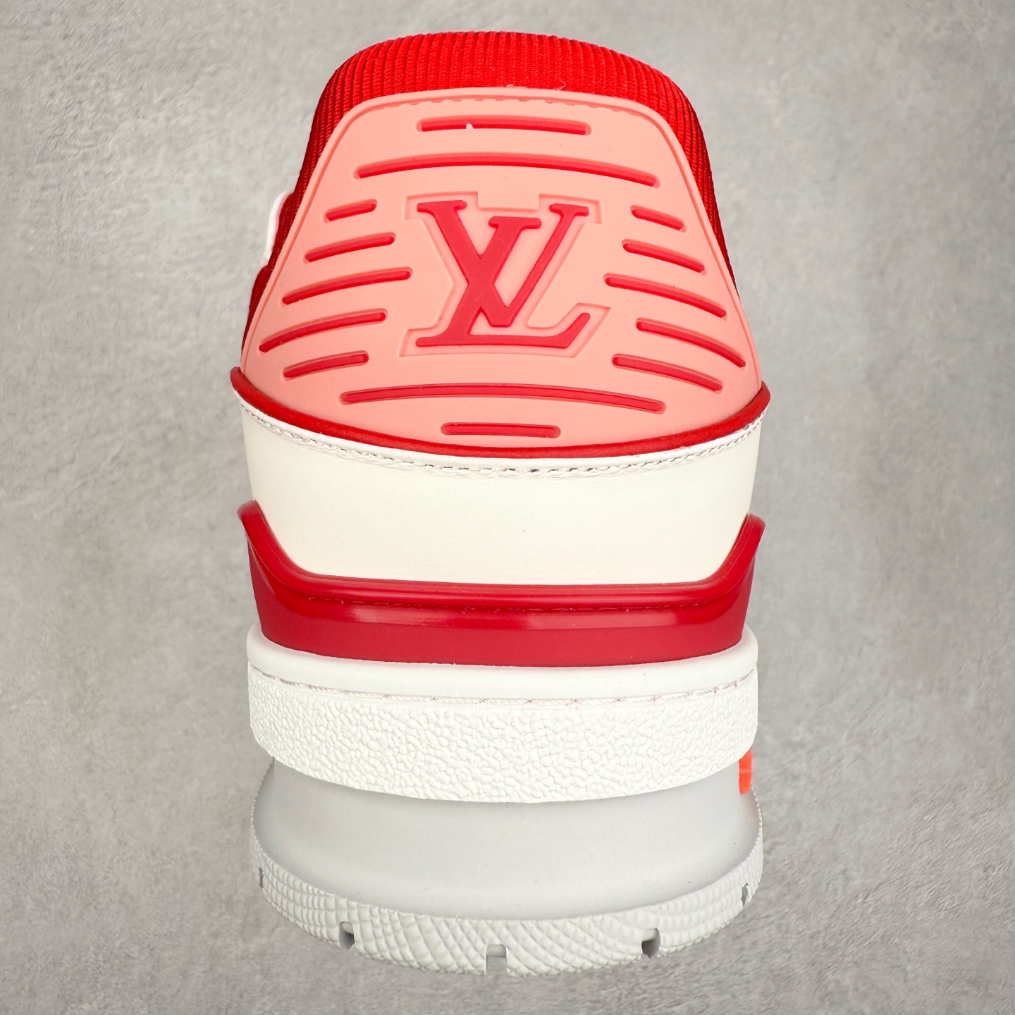 图片[8]-Louis Vuitton Trainer lv时装走秀运动鞋 完美鞋型超高的清洁度 零毛边线头瑕疵 全套原楦原纸版原鞋开模 全网最具灵魂的版型 正确原装黄色鞋盒 正确中底印花 鞋面印花3D高频深度立体 全鞋电脑针车 紧密相连 针距密度一致 环保乳胶注塑鞋垫 厚度脚感还原原版 皮面裁剪部位 统一油边封口工艺 原装橡胶大底含胶量大底组合零偏差 专柜全套包装 防尘袋 说明书 质保卡 男女鞋 尺码：35 36 37 38 39 40 41 42 43 44 45-选品中心