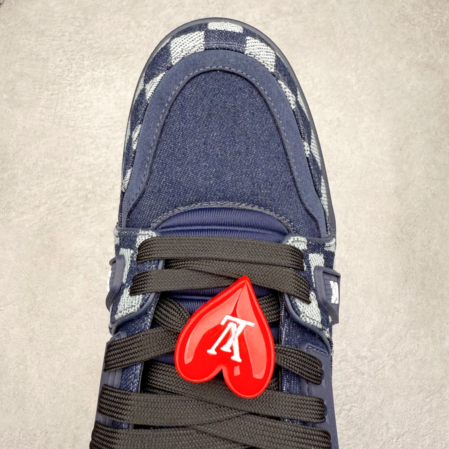 图片[4]-Louis Vuitton Trainer lv时装走秀运动鞋 完美鞋型超高的清洁度 零毛边线头瑕疵 全套原楦原纸版原鞋开模 全网最具灵魂的版型 正确原装黄色鞋盒 正确中底印花 鞋面印花3D高频深度立体 全鞋电脑针车 紧密相连 针距密度一致 环保乳胶注塑鞋垫 厚度脚感还原原版 皮面裁剪部位 统一油边封口工艺 原装橡胶大底含胶量大底组合零偏差 专柜全套包装 防尘袋 说明书 质保卡 男女鞋 尺码：35 36 37 38 39 40 41 42 43 44 45-选品中心