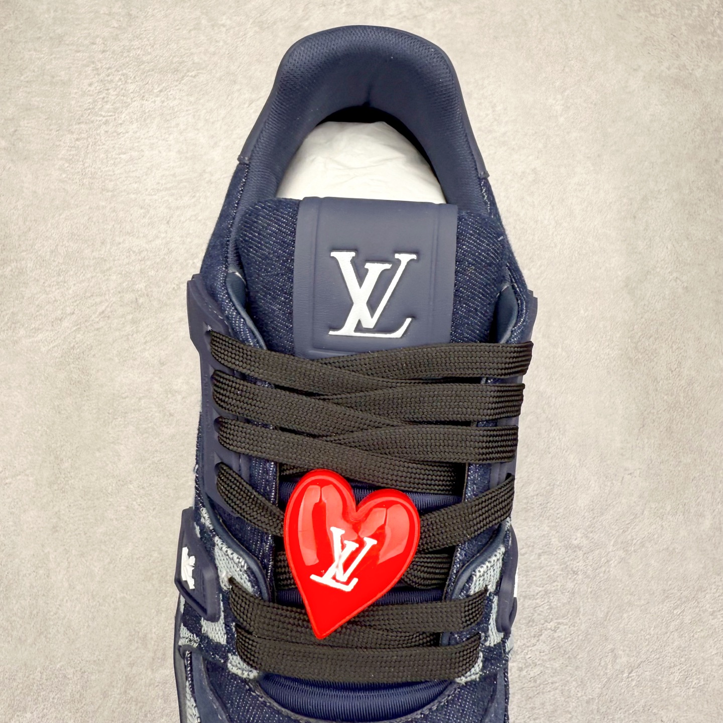 图片[5]-Louis Vuitton Trainer lv时装走秀运动鞋 完美鞋型超高的清洁度 零毛边线头瑕疵 全套原楦原纸版原鞋开模 全网最具灵魂的版型 正确原装黄色鞋盒 正确中底印花 鞋面印花3D高频深度立体 全鞋电脑针车 紧密相连 针距密度一致 环保乳胶注塑鞋垫 厚度脚感还原原版 皮面裁剪部位 统一油边封口工艺 原装橡胶大底含胶量大底组合零偏差 专柜全套包装 防尘袋 说明书 质保卡 男女鞋 尺码：35 36 37 38 39 40 41 42 43 44 45-选品中心
