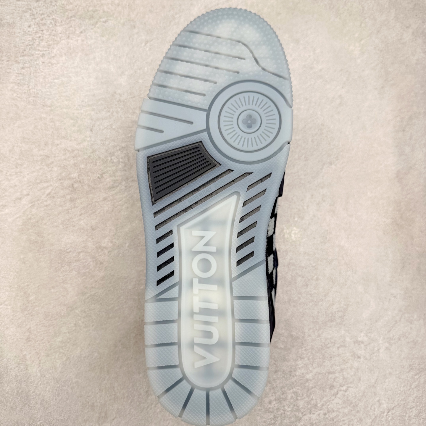 图片[9]-Louis Vuitton Trainer lv时装走秀运动鞋 完美鞋型超高的清洁度 零毛边线头瑕疵 全套原楦原纸版原鞋开模 全网最具灵魂的版型 正确原装黄色鞋盒 正确中底印花 鞋面印花3D高频深度立体 全鞋电脑针车 紧密相连 针距密度一致 环保乳胶注塑鞋垫 厚度脚感还原原版 皮面裁剪部位 统一油边封口工艺 原装橡胶大底含胶量大底组合零偏差 专柜全套包装 防尘袋 说明书 质保卡 男女鞋 尺码：35 36 37 38 39 40 41 42 43 44 45-选品中心