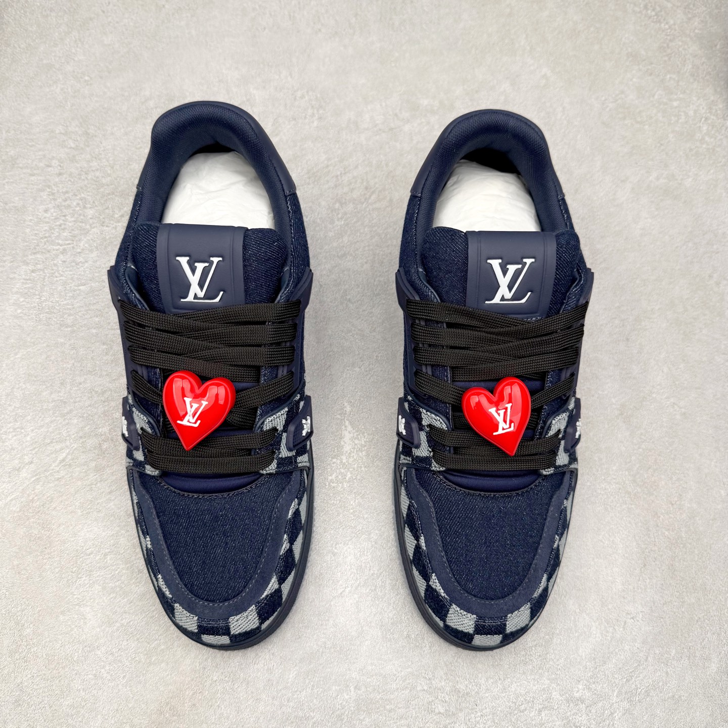 图片[2]-Louis Vuitton Trainer lv时装走秀运动鞋 完美鞋型超高的清洁度 零毛边线头瑕疵 全套原楦原纸版原鞋开模 全网最具灵魂的版型 正确原装黄色鞋盒 正确中底印花 鞋面印花3D高频深度立体 全鞋电脑针车 紧密相连 针距密度一致 环保乳胶注塑鞋垫 厚度脚感还原原版 皮面裁剪部位 统一油边封口工艺 原装橡胶大底含胶量大底组合零偏差 专柜全套包装 防尘袋 说明书 质保卡 男女鞋 尺码：35 36 37 38 39 40 41 42 43 44 45-选品中心