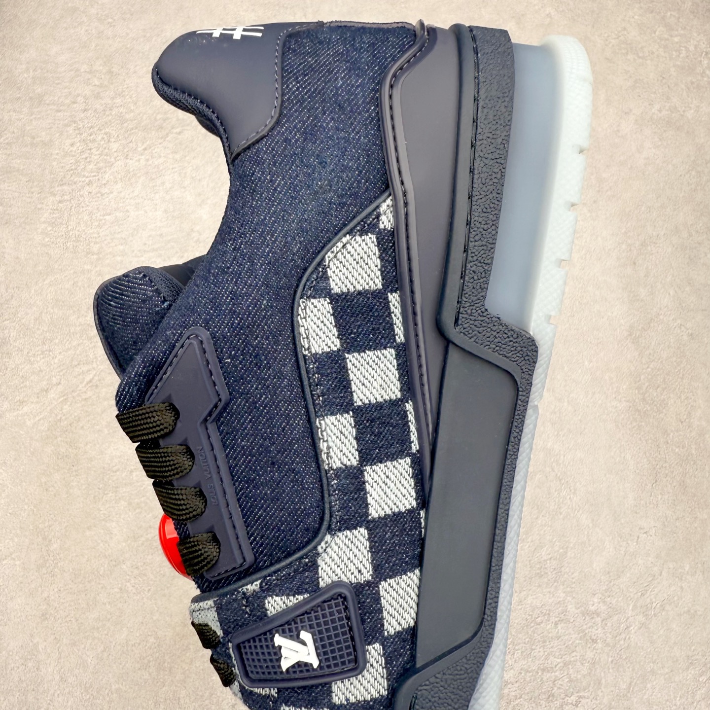 图片[7]-Louis Vuitton Trainer lv时装走秀运动鞋 完美鞋型超高的清洁度 零毛边线头瑕疵 全套原楦原纸版原鞋开模 全网最具灵魂的版型 正确原装黄色鞋盒 正确中底印花 鞋面印花3D高频深度立体 全鞋电脑针车 紧密相连 针距密度一致 环保乳胶注塑鞋垫 厚度脚感还原原版 皮面裁剪部位 统一油边封口工艺 原装橡胶大底含胶量大底组合零偏差 专柜全套包装 防尘袋 说明书 质保卡 男女鞋 尺码：35 36 37 38 39 40 41 42 43 44 45-选品中心