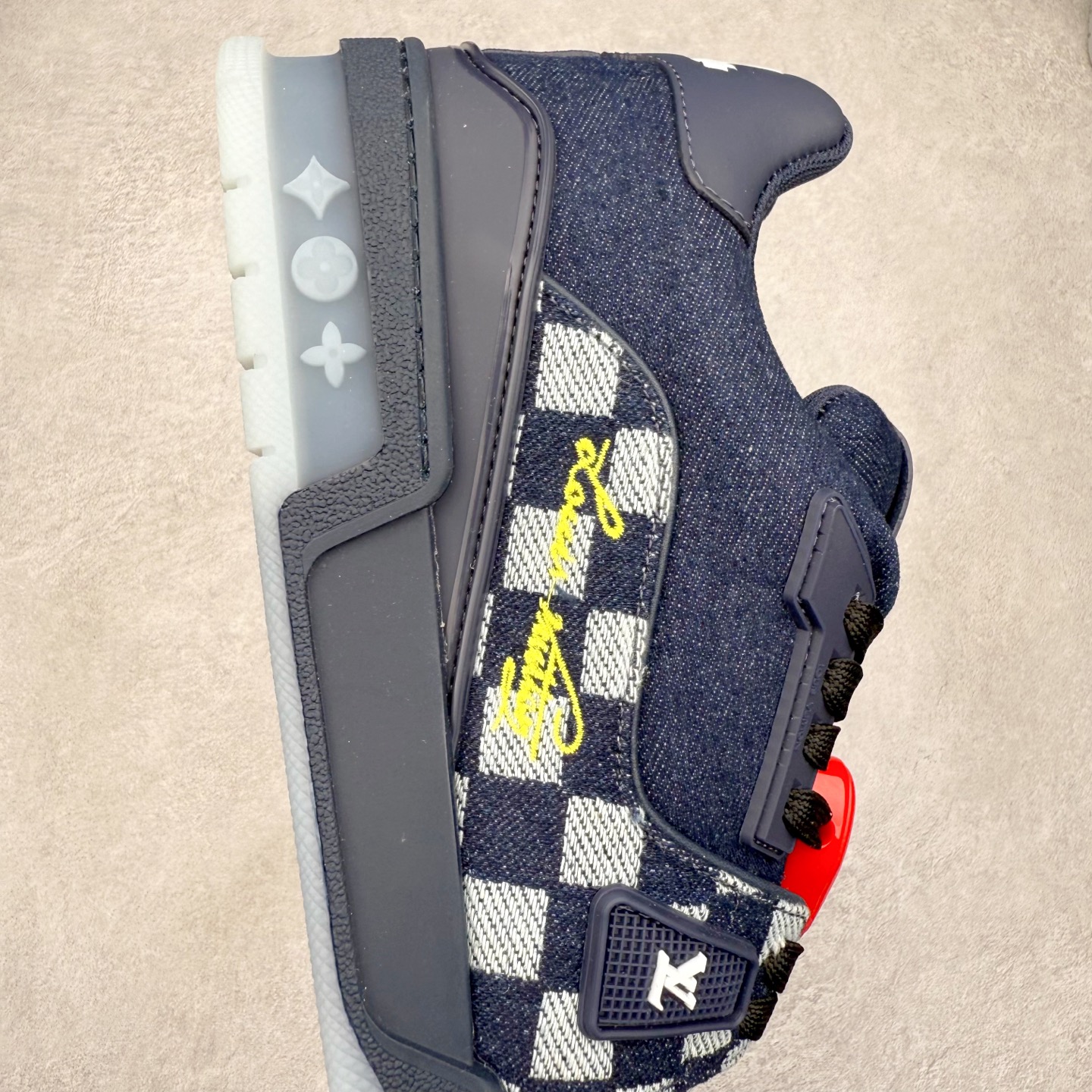 图片[6]-Louis Vuitton Trainer lv时装走秀运动鞋 完美鞋型超高的清洁度 零毛边线头瑕疵 全套原楦原纸版原鞋开模 全网最具灵魂的版型 正确原装黄色鞋盒 正确中底印花 鞋面印花3D高频深度立体 全鞋电脑针车 紧密相连 针距密度一致 环保乳胶注塑鞋垫 厚度脚感还原原版 皮面裁剪部位 统一油边封口工艺 原装橡胶大底含胶量大底组合零偏差 专柜全套包装 防尘袋 说明书 质保卡 男女鞋 尺码：35 36 37 38 39 40 41 42 43 44 45-选品中心