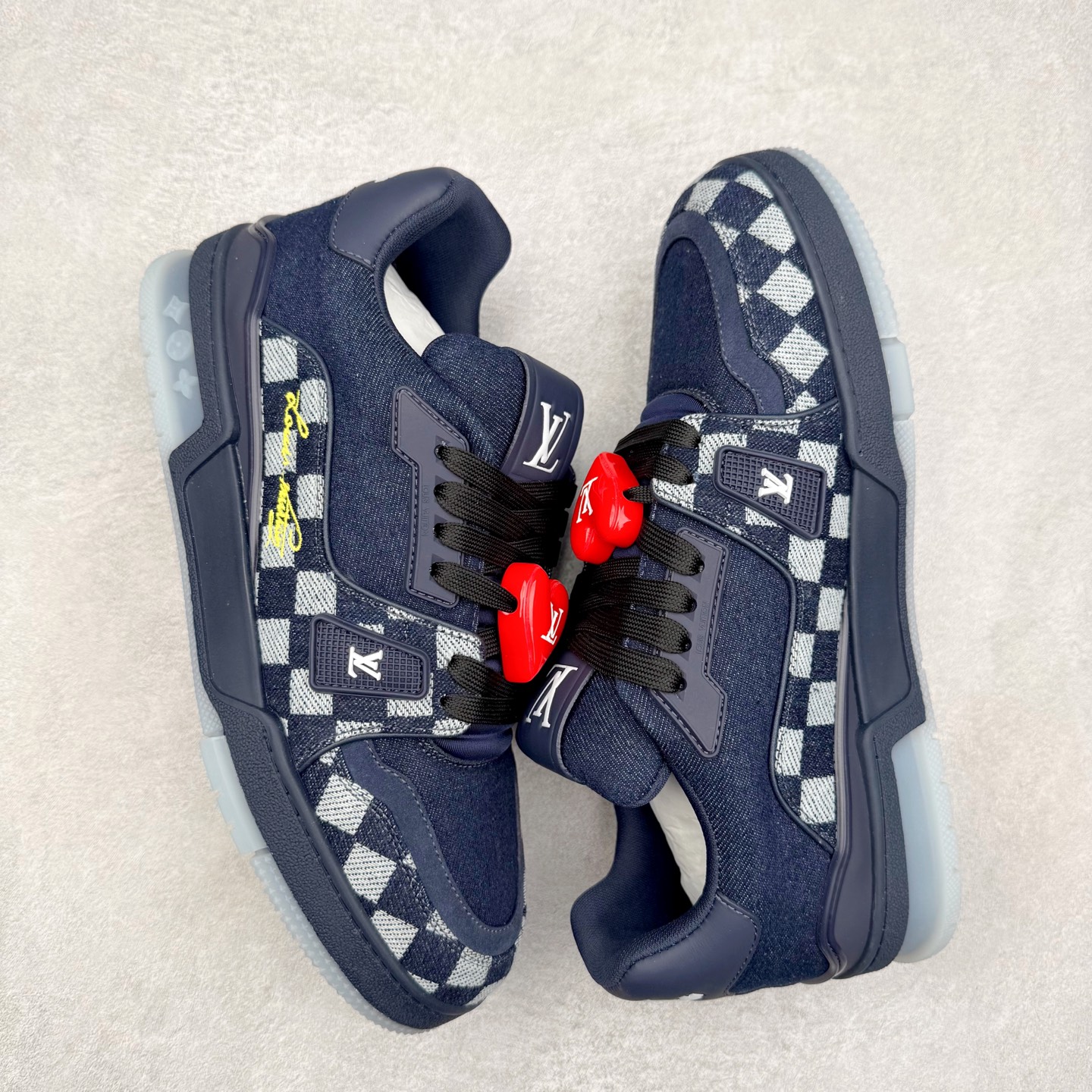 图片[3]-Louis Vuitton Trainer lv时装走秀运动鞋 完美鞋型超高的清洁度 零毛边线头瑕疵 全套原楦原纸版原鞋开模 全网最具灵魂的版型 正确原装黄色鞋盒 正确中底印花 鞋面印花3D高频深度立体 全鞋电脑针车 紧密相连 针距密度一致 环保乳胶注塑鞋垫 厚度脚感还原原版 皮面裁剪部位 统一油边封口工艺 原装橡胶大底含胶量大底组合零偏差 专柜全套包装 防尘袋 说明书 质保卡 男女鞋 尺码：35 36 37 38 39 40 41 42 43 44 45-选品中心