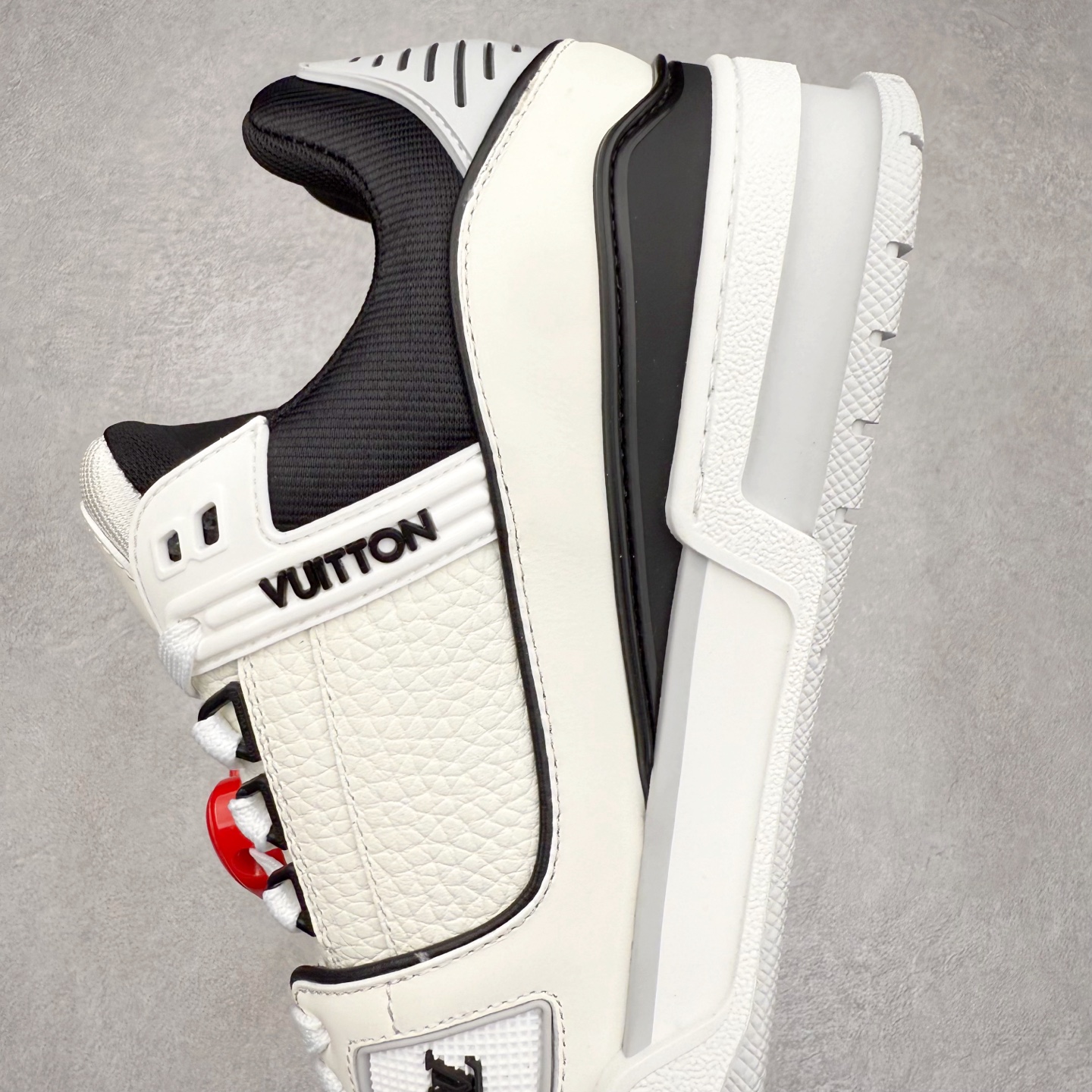 图片[7]-Louis Vuitton Trainer lv时装走秀运动鞋 完美鞋型超高的清洁度 零毛边线头瑕疵 全套原楦原纸版原鞋开模 全网最具灵魂的版型 正确原装黄色鞋盒 正确中底印花 鞋面印花3D高频深度立体 全鞋电脑针车 紧密相连 针距密度一致 环保乳胶注塑鞋垫 厚度脚感还原原版 皮面裁剪部位 统一油边封口工艺 原装橡胶大底含胶量大底组合零偏差 专柜全套包装 防尘袋 说明书 质保卡 男女鞋 尺码：35 36 37 38 39 40 41 42 43 44 45-选品中心