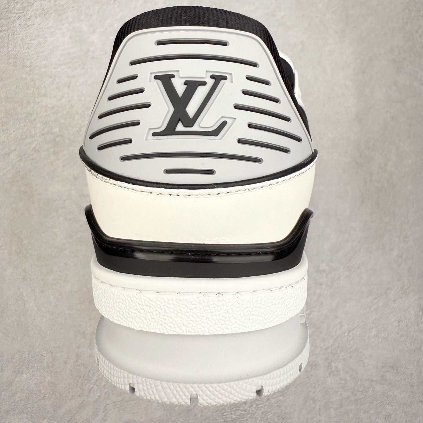 图片[8]-Louis Vuitton Trainer lv时装走秀运动鞋 完美鞋型超高的清洁度 零毛边线头瑕疵 全套原楦原纸版原鞋开模 全网最具灵魂的版型 正确原装黄色鞋盒 正确中底印花 鞋面印花3D高频深度立体 全鞋电脑针车 紧密相连 针距密度一致 环保乳胶注塑鞋垫 厚度脚感还原原版 皮面裁剪部位 统一油边封口工艺 原装橡胶大底含胶量大底组合零偏差 专柜全套包装 防尘袋 说明书 质保卡 男女鞋 尺码：35 36 37 38 39 40 41 42 43 44 45-选品中心