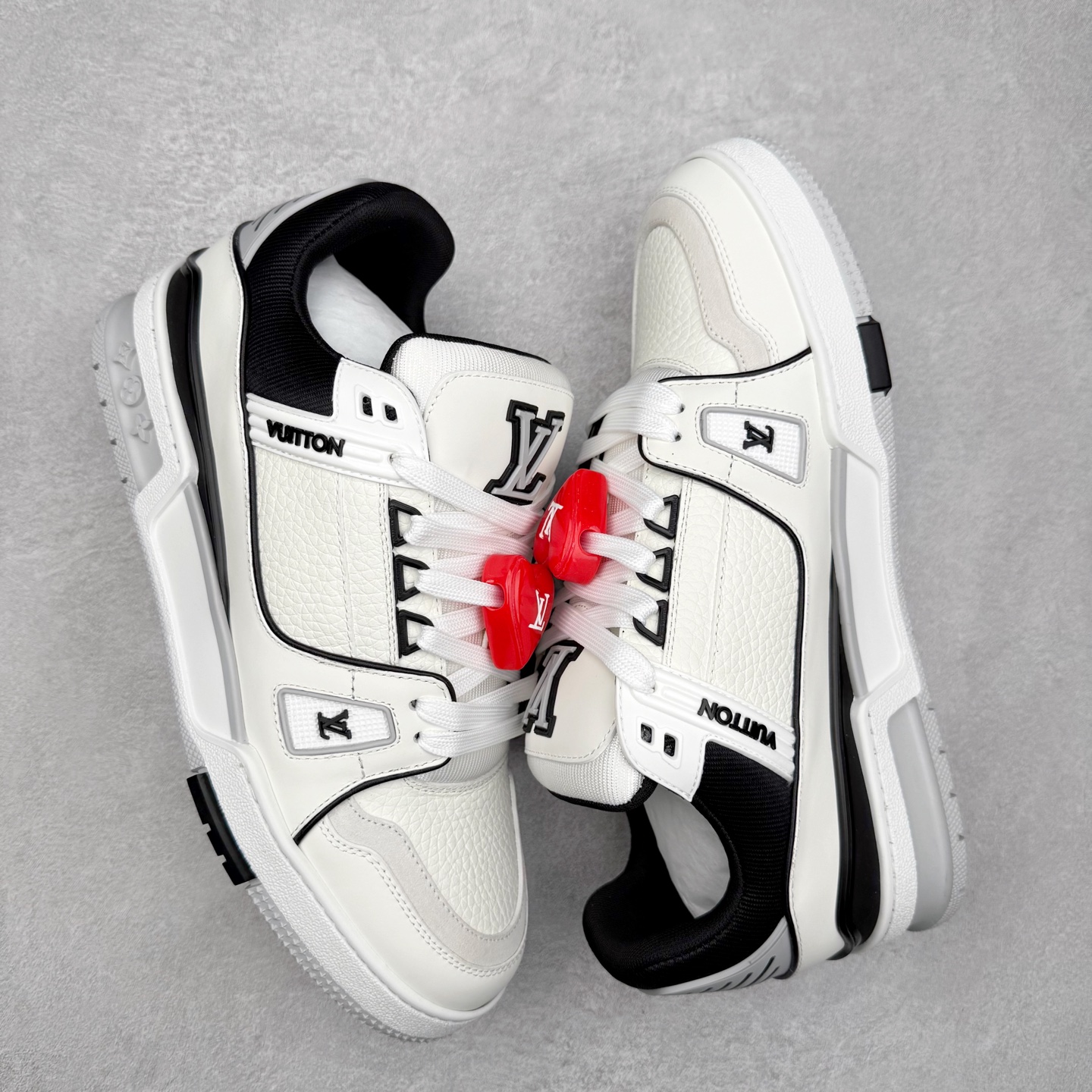 图片[3]-Louis Vuitton Trainer lv时装走秀运动鞋 完美鞋型超高的清洁度 零毛边线头瑕疵 全套原楦原纸版原鞋开模 全网最具灵魂的版型 正确原装黄色鞋盒 正确中底印花 鞋面印花3D高频深度立体 全鞋电脑针车 紧密相连 针距密度一致 环保乳胶注塑鞋垫 厚度脚感还原原版 皮面裁剪部位 统一油边封口工艺 原装橡胶大底含胶量大底组合零偏差 专柜全套包装 防尘袋 说明书 质保卡 男女鞋 尺码：35 36 37 38 39 40 41 42 43 44 45-选品中心