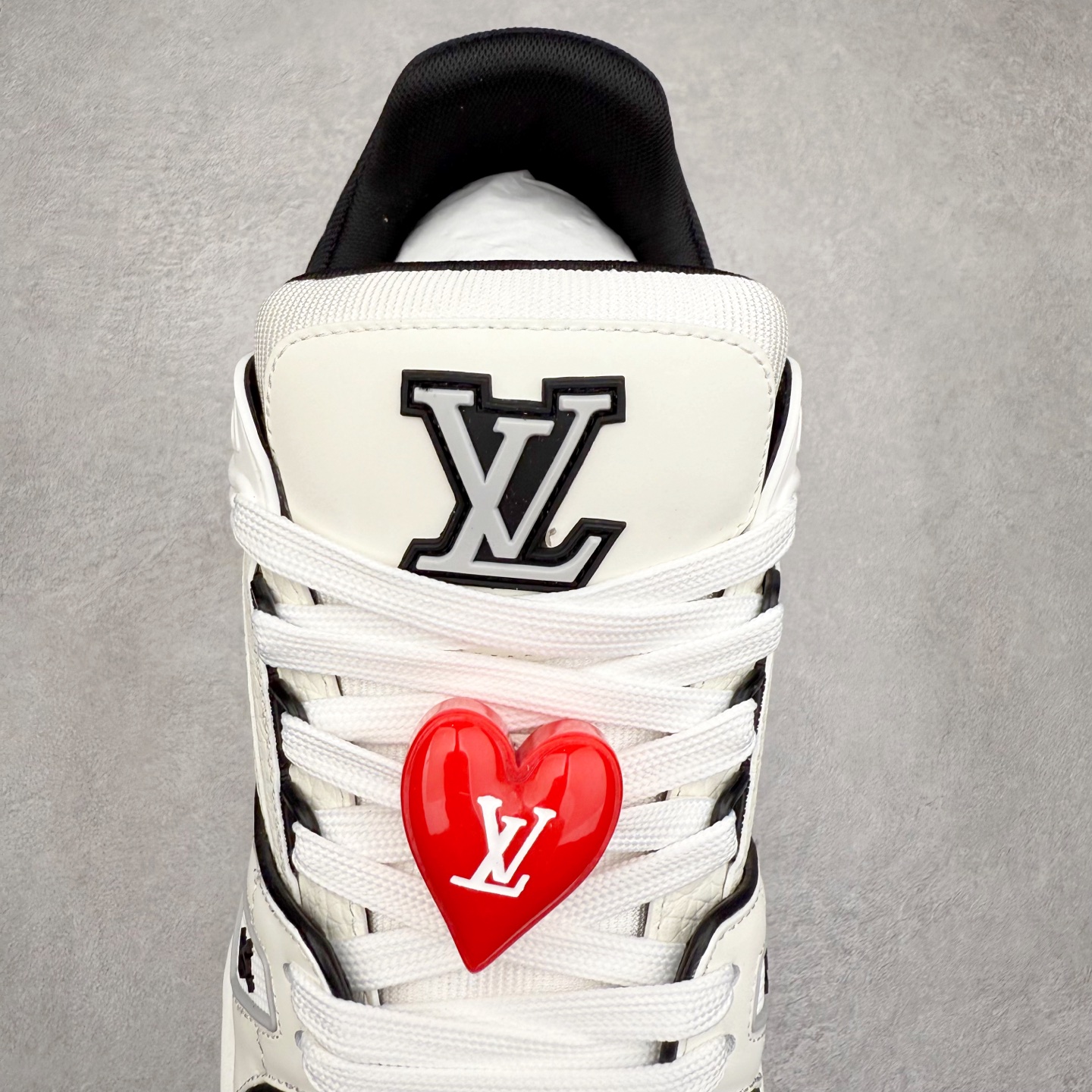 图片[5]-Louis Vuitton Trainer lv时装走秀运动鞋 完美鞋型超高的清洁度 零毛边线头瑕疵 全套原楦原纸版原鞋开模 全网最具灵魂的版型 正确原装黄色鞋盒 正确中底印花 鞋面印花3D高频深度立体 全鞋电脑针车 紧密相连 针距密度一致 环保乳胶注塑鞋垫 厚度脚感还原原版 皮面裁剪部位 统一油边封口工艺 原装橡胶大底含胶量大底组合零偏差 专柜全套包装 防尘袋 说明书 质保卡 男女鞋 尺码：35 36 37 38 39 40 41 42 43 44 45-选品中心