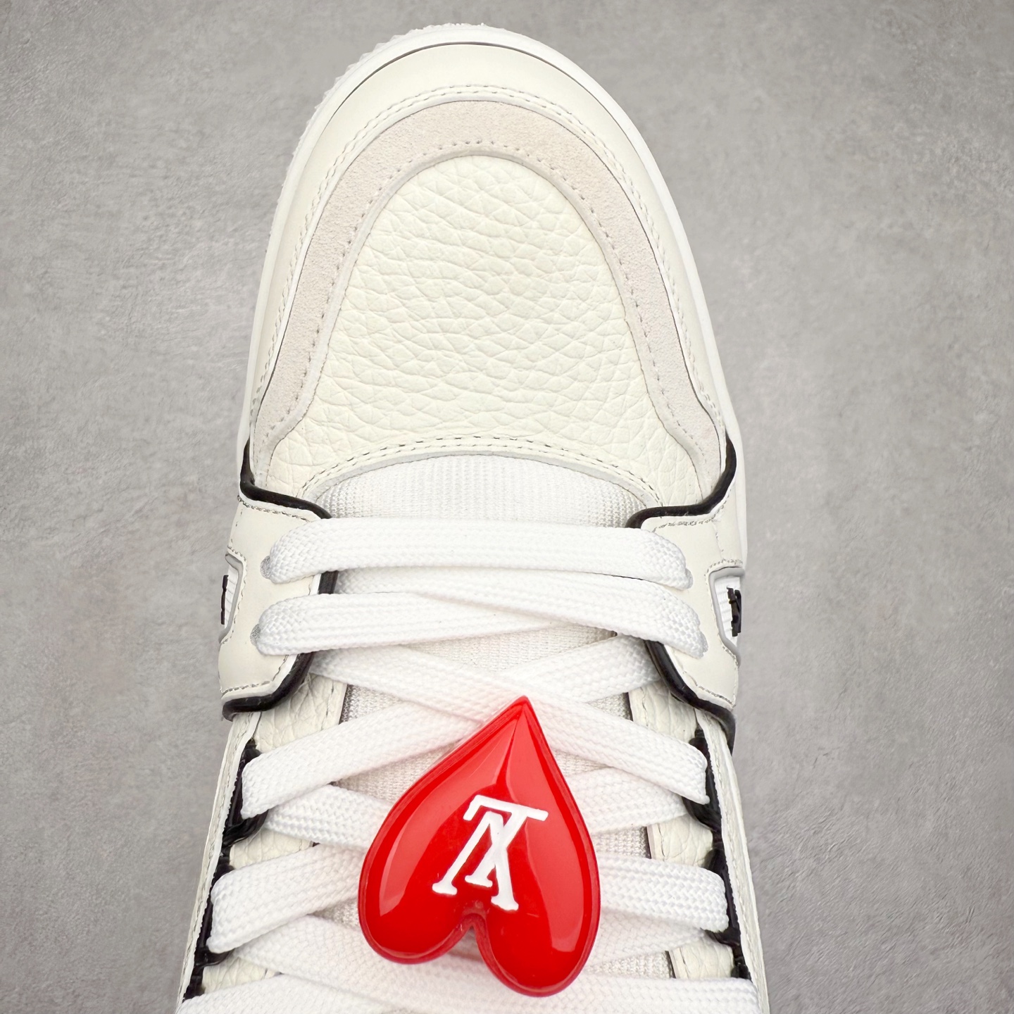 图片[4]-Louis Vuitton Trainer lv时装走秀运动鞋 完美鞋型超高的清洁度 零毛边线头瑕疵 全套原楦原纸版原鞋开模 全网最具灵魂的版型 正确原装黄色鞋盒 正确中底印花 鞋面印花3D高频深度立体 全鞋电脑针车 紧密相连 针距密度一致 环保乳胶注塑鞋垫 厚度脚感还原原版 皮面裁剪部位 统一油边封口工艺 原装橡胶大底含胶量大底组合零偏差 专柜全套包装 防尘袋 说明书 质保卡 男女鞋 尺码：35 36 37 38 39 40 41 42 43 44 45-选品中心