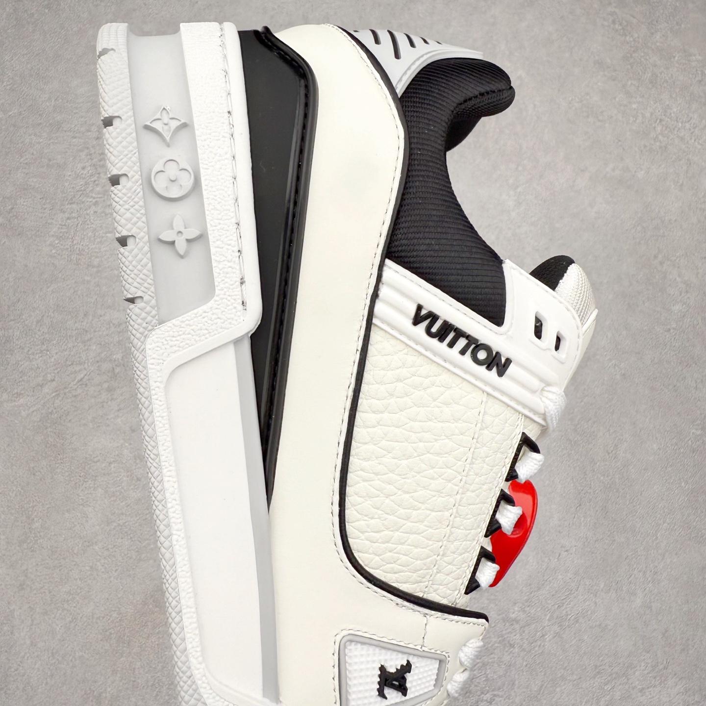 图片[6]-Louis Vuitton Trainer lv时装走秀运动鞋 完美鞋型超高的清洁度 零毛边线头瑕疵 全套原楦原纸版原鞋开模 全网最具灵魂的版型 正确原装黄色鞋盒 正确中底印花 鞋面印花3D高频深度立体 全鞋电脑针车 紧密相连 针距密度一致 环保乳胶注塑鞋垫 厚度脚感还原原版 皮面裁剪部位 统一油边封口工艺 原装橡胶大底含胶量大底组合零偏差 专柜全套包装 防尘袋 说明书 质保卡 男女鞋 尺码：35 36 37 38 39 40 41 42 43 44 45-选品中心