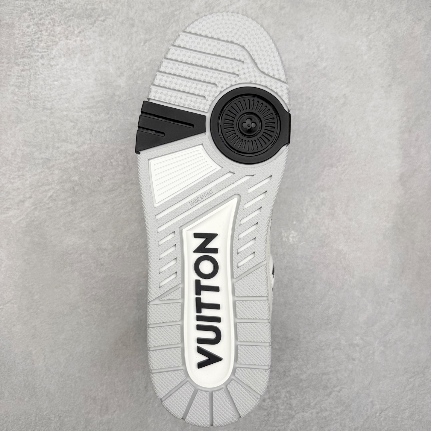 图片[9]-Louis Vuitton Trainer lv时装走秀运动鞋 完美鞋型超高的清洁度 零毛边线头瑕疵 全套原楦原纸版原鞋开模 全网最具灵魂的版型 正确原装黄色鞋盒 正确中底印花 鞋面印花3D高频深度立体 全鞋电脑针车 紧密相连 针距密度一致 环保乳胶注塑鞋垫 厚度脚感还原原版 皮面裁剪部位 统一油边封口工艺 原装橡胶大底含胶量大底组合零偏差 专柜全套包装 防尘袋 说明书 质保卡 男女鞋 尺码：35 36 37 38 39 40 41 42 43 44 45-选品中心