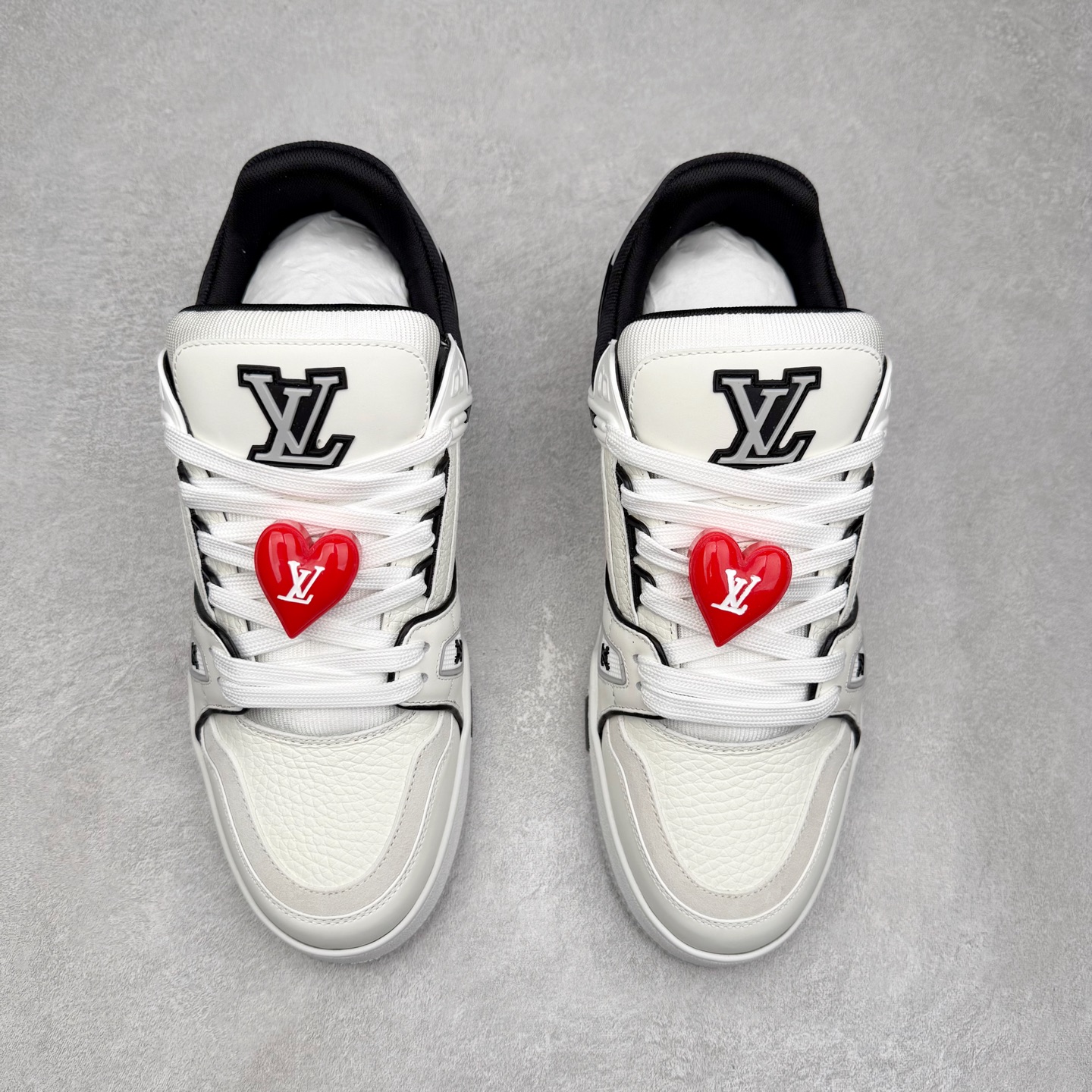 图片[2]-Louis Vuitton Trainer lv时装走秀运动鞋 完美鞋型超高的清洁度 零毛边线头瑕疵 全套原楦原纸版原鞋开模 全网最具灵魂的版型 正确原装黄色鞋盒 正确中底印花 鞋面印花3D高频深度立体 全鞋电脑针车 紧密相连 针距密度一致 环保乳胶注塑鞋垫 厚度脚感还原原版 皮面裁剪部位 统一油边封口工艺 原装橡胶大底含胶量大底组合零偏差 专柜全套包装 防尘袋 说明书 质保卡 男女鞋 尺码：35 36 37 38 39 40 41 42 43 44 45-选品中心