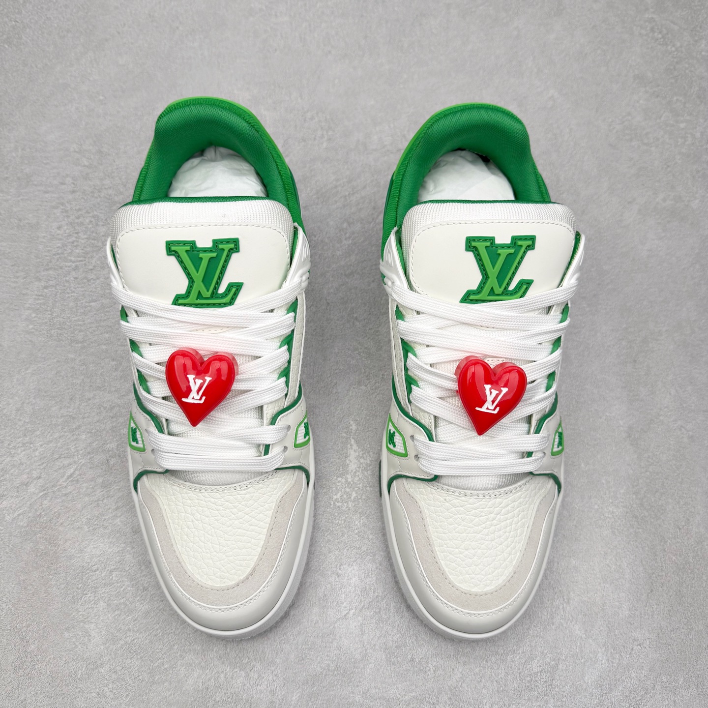 图片[2]-Louis Vuitton Trainer lv时装走秀运动鞋 完美鞋型超高的清洁度 零毛边线头瑕疵 全套原楦原纸版原鞋开模 全网最具灵魂的版型 正确原装黄色鞋盒 正确中底印花 鞋面印花3D高频深度立体 全鞋电脑针车 紧密相连 针距密度一致 环保乳胶注塑鞋垫 厚度脚感还原原版 皮面裁剪部位 统一油边封口工艺 原装橡胶大底含胶量大底组合零偏差 专柜全套包装 防尘袋 说明书 质保卡 男女鞋 尺码：35 36 37 38 39 40 41 42 43 44 45-选品中心