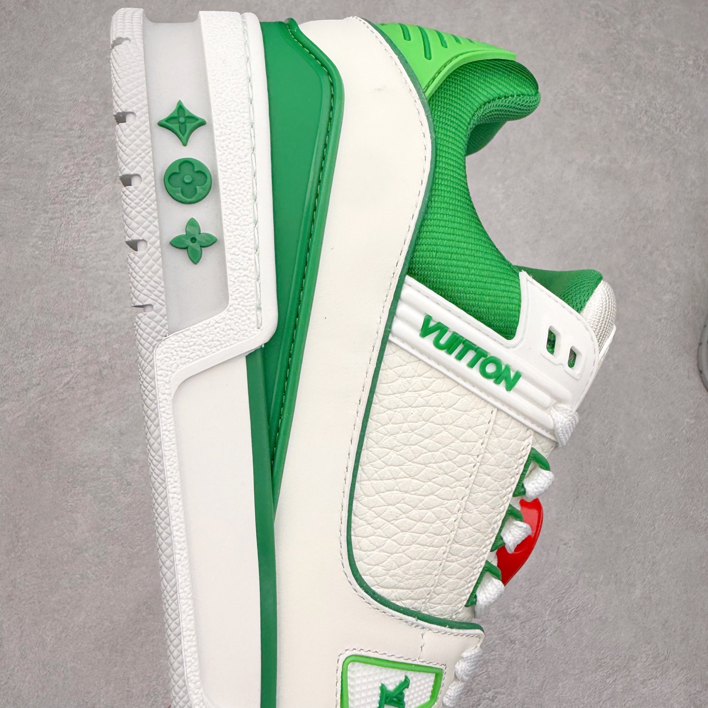 图片[6]-Louis Vuitton Trainer lv时装走秀运动鞋 完美鞋型超高的清洁度 零毛边线头瑕疵 全套原楦原纸版原鞋开模 全网最具灵魂的版型 正确原装黄色鞋盒 正确中底印花 鞋面印花3D高频深度立体 全鞋电脑针车 紧密相连 针距密度一致 环保乳胶注塑鞋垫 厚度脚感还原原版 皮面裁剪部位 统一油边封口工艺 原装橡胶大底含胶量大底组合零偏差 专柜全套包装 防尘袋 说明书 质保卡 男女鞋 尺码：35 36 37 38 39 40 41 42 43 44 45-选品中心