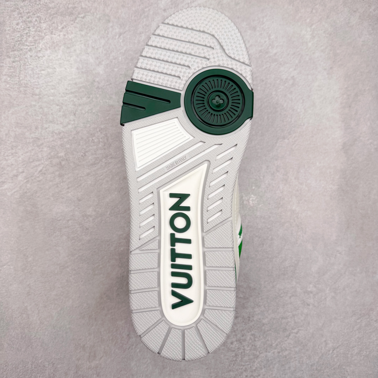 图片[9]-Louis Vuitton Trainer lv时装走秀运动鞋 完美鞋型超高的清洁度 零毛边线头瑕疵 全套原楦原纸版原鞋开模 全网最具灵魂的版型 正确原装黄色鞋盒 正确中底印花 鞋面印花3D高频深度立体 全鞋电脑针车 紧密相连 针距密度一致 环保乳胶注塑鞋垫 厚度脚感还原原版 皮面裁剪部位 统一油边封口工艺 原装橡胶大底含胶量大底组合零偏差 专柜全套包装 防尘袋 说明书 质保卡 男女鞋 尺码：35 36 37 38 39 40 41 42 43 44 45-选品中心