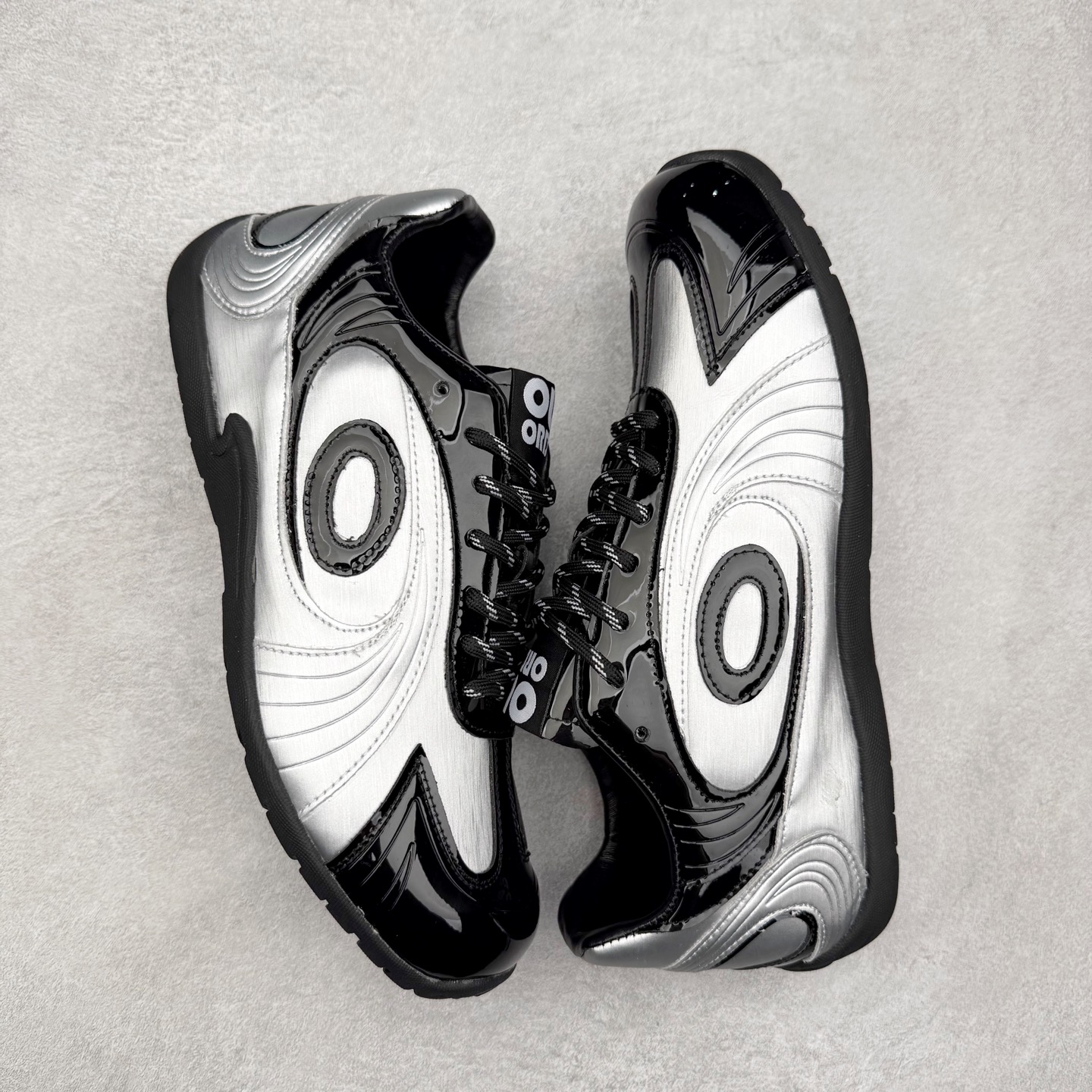 图片[3]-OLD ORDER Turbo-Lite芭蕾复古百搭德训鞋日常 防滑透气 低帮 生活休闲鞋 男女同款 OLD ORDER成立于2019年，其品牌含义为“|日秩序”——源于我们对现在过于整齐有序的环境秩序，每个人都循规蹈矩地活着产生的一种自我反省。品牌缩写为OO，即 ∞，意味着思想，格局，眼界的无穷大，足以让我们跳出现有的条条框框，将过于整齐有序的上世纪文化与未来趋势重组，让日时秩序下的自由在衣物上得以体现。而绝妙的改制手法，更是强调着我们对“抛开社会所加给人的包裹，还原本真自我”的美好追求，朋克运动和嬉皮士精神也在这个探索的过程中，与成衣设计融合为一体。实拍调校N版已经零色差零失真 百分百还原实物色彩所见即所得 不存在货不对板色差等低级问题 选购参考实物拍摄 不混卖不参货 只用心做好货严格选品 承诺混一赔十 尺码：36 36.5 37.5 38 38.5 39 40 40.5 41 42 42.5 43 44 44.5 45-选品中心