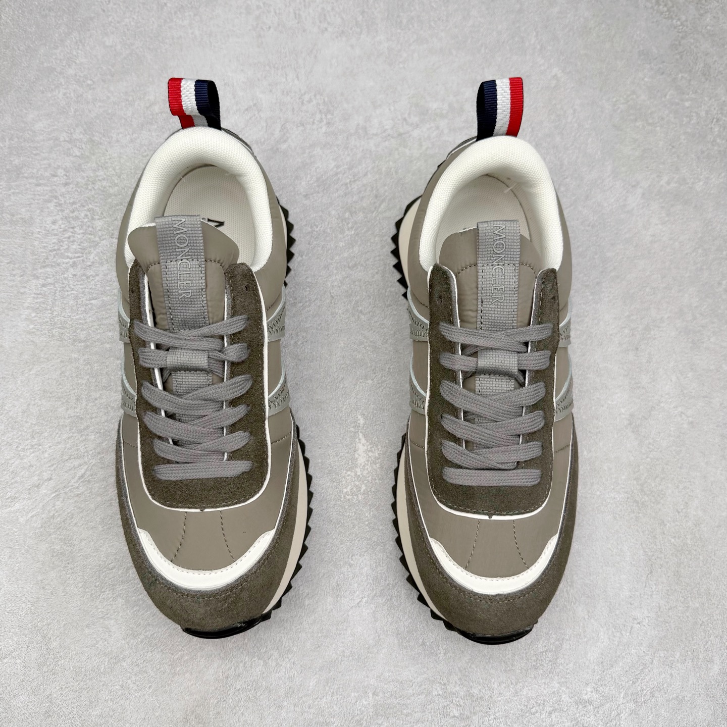 图片[2]-Moncler盟可睐 Pacey 麂皮圆头系带低帮生活休闲鞋 MONCLER（盟可睐）是一个以专业户外运动装备起家的服饰品牌，旗下产品以羽绒服为主。MONCLER，是小镇Monestier deClermont的缩写，于1952年在法国格勒诺布尔成立，现在总部设于意大利米兰。Moncler的品牌Logo是M字母与一只公鸡的组合。 Moncler品牌下面分：“Moncler Gamme Rouge”和“MonclerGamme Bleu”两个秀场品牌。实拍调校N版已经零色差零失真 百分百还原实物色彩所见即所得 不存在货不对板色差等低级问题 选购参考实物拍摄 不混卖不参货 只用心做好货严格选品 承诺混一赔十 尺码：36 36.5 37.5 38 38.5 39 40 40.5 41 42 42.5 43 44 44.5 45-选品中心