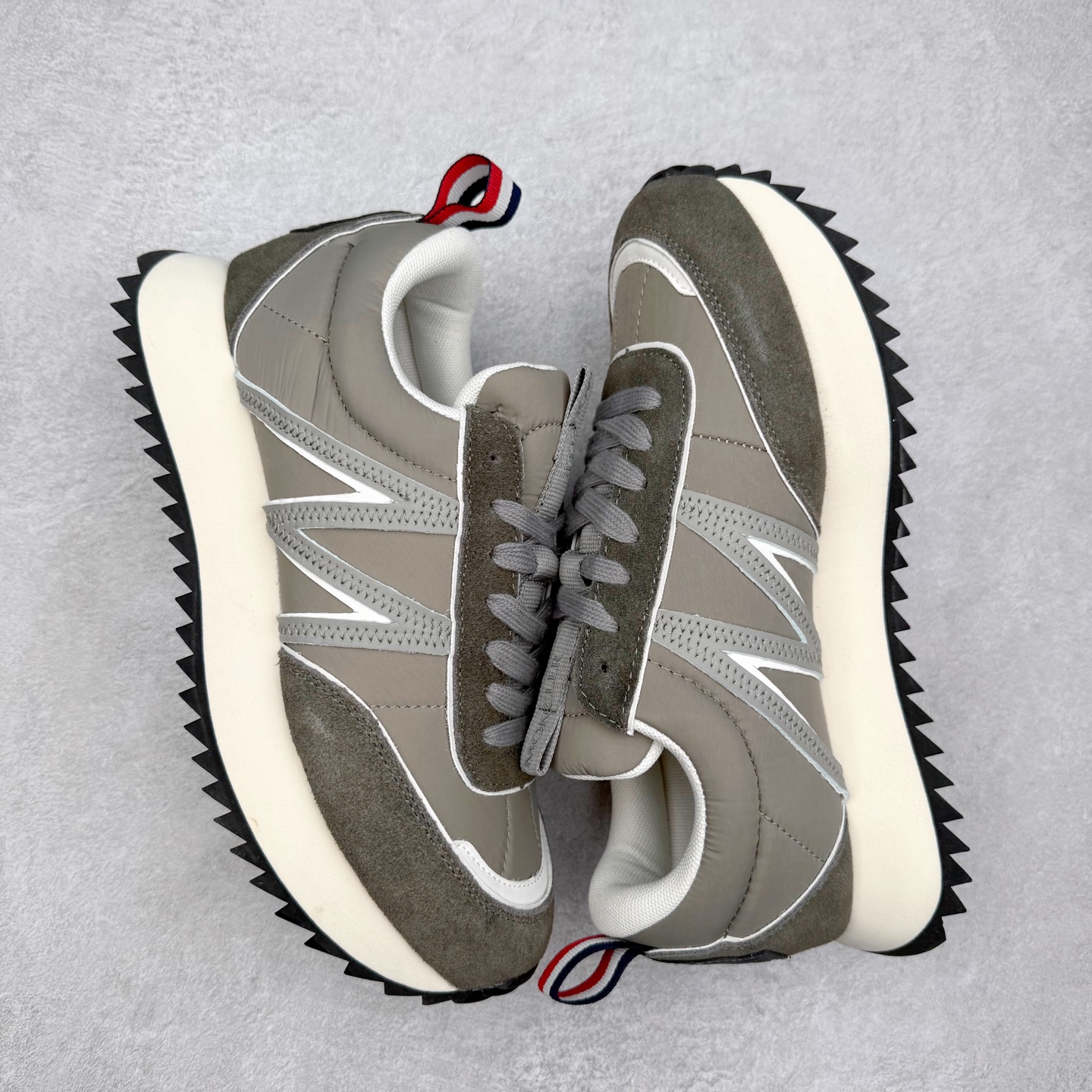 图片[3]-Moncler盟可睐 Pacey 麂皮圆头系带低帮生活休闲鞋 MONCLER（盟可睐）是一个以专业户外运动装备起家的服饰品牌，旗下产品以羽绒服为主。MONCLER，是小镇Monestier deClermont的缩写，于1952年在法国格勒诺布尔成立，现在总部设于意大利米兰。Moncler的品牌Logo是M字母与一只公鸡的组合。 Moncler品牌下面分：“Moncler Gamme Rouge”和“MonclerGamme Bleu”两个秀场品牌。实拍调校N版已经零色差零失真 百分百还原实物色彩所见即所得 不存在货不对板色差等低级问题 选购参考实物拍摄 不混卖不参货 只用心做好货严格选品 承诺混一赔十 尺码：36 36.5 37.5 38 38.5 39 40 40.5 41 42 42.5 43 44 44.5 45-选品中心