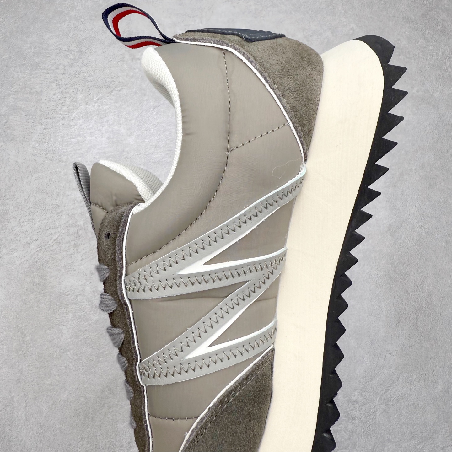 图片[7]-Moncler盟可睐 Pacey 麂皮圆头系带低帮生活休闲鞋 MONCLER（盟可睐）是一个以专业户外运动装备起家的服饰品牌，旗下产品以羽绒服为主。MONCLER，是小镇Monestier deClermont的缩写，于1952年在法国格勒诺布尔成立，现在总部设于意大利米兰。Moncler的品牌Logo是M字母与一只公鸡的组合。 Moncler品牌下面分：“Moncler Gamme Rouge”和“MonclerGamme Bleu”两个秀场品牌。实拍调校N版已经零色差零失真 百分百还原实物色彩所见即所得 不存在货不对板色差等低级问题 选购参考实物拍摄 不混卖不参货 只用心做好货严格选品 承诺混一赔十 尺码：36 36.5 37.5 38 38.5 39 40 40.5 41 42 42.5 43 44 44.5 45-选品中心