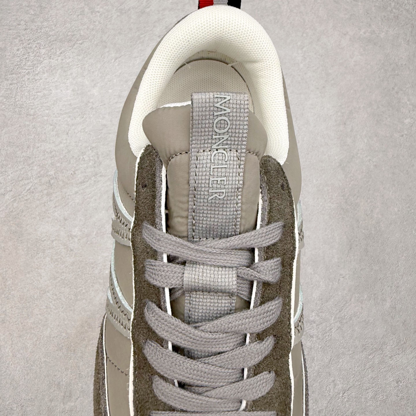 图片[5]-Moncler盟可睐 Pacey 麂皮圆头系带低帮生活休闲鞋 MONCLER（盟可睐）是一个以专业户外运动装备起家的服饰品牌，旗下产品以羽绒服为主。MONCLER，是小镇Monestier deClermont的缩写，于1952年在法国格勒诺布尔成立，现在总部设于意大利米兰。Moncler的品牌Logo是M字母与一只公鸡的组合。 Moncler品牌下面分：“Moncler Gamme Rouge”和“MonclerGamme Bleu”两个秀场品牌。实拍调校N版已经零色差零失真 百分百还原实物色彩所见即所得 不存在货不对板色差等低级问题 选购参考实物拍摄 不混卖不参货 只用心做好货严格选品 承诺混一赔十 尺码：36 36.5 37.5 38 38.5 39 40 40.5 41 42 42.5 43 44 44.5 45-选品中心