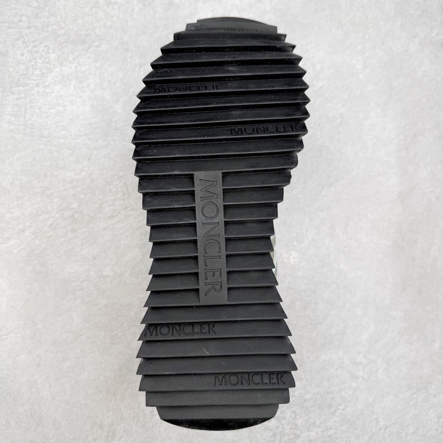 图片[9]-Moncler盟可睐 Pacey 麂皮圆头系带低帮生活休闲鞋 MONCLER（盟可睐）是一个以专业户外运动装备起家的服饰品牌，旗下产品以羽绒服为主。MONCLER，是小镇Monestier deClermont的缩写，于1952年在法国格勒诺布尔成立，现在总部设于意大利米兰。Moncler的品牌Logo是M字母与一只公鸡的组合。 Moncler品牌下面分：“Moncler Gamme Rouge”和“MonclerGamme Bleu”两个秀场品牌。实拍调校N版已经零色差零失真 百分百还原实物色彩所见即所得 不存在货不对板色差等低级问题 选购参考实物拍摄 不混卖不参货 只用心做好货严格选品 承诺混一赔十 尺码：36 36.5 37.5 38 38.5 39 40 40.5 41 42 42.5 43 44 44.5 45-选品中心