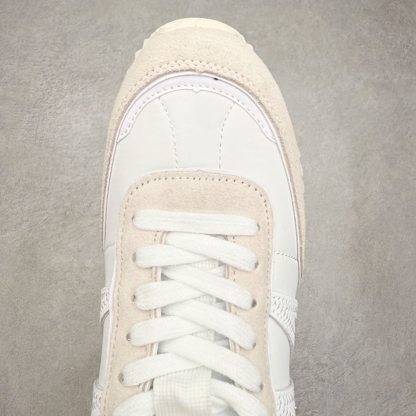 图片[4]-Moncler盟可睐 Pacey 麂皮圆头系带低帮生活休闲鞋 MONCLER（盟可睐）是一个以专业户外运动装备起家的服饰品牌，旗下产品以羽绒服为主。MONCLER，是小镇Monestier deClermont的缩写，于1952年在法国格勒诺布尔成立，现在总部设于意大利米兰。Moncler的品牌Logo是M字母与一只公鸡的组合。 Moncler品牌下面分：“Moncler Gamme Rouge”和“MonclerGamme Bleu”两个秀场品牌。实拍调校N版已经零色差零失真 百分百还原实物色彩所见即所得 不存在货不对板色差等低级问题 选购参考实物拍摄 不混卖不参货 只用心做好货严格选品 承诺混一赔十 尺码：36 36.5 37.5 38 38.5 39 40 40.5 41 42 42.5 43 44 44.5 45-选品中心