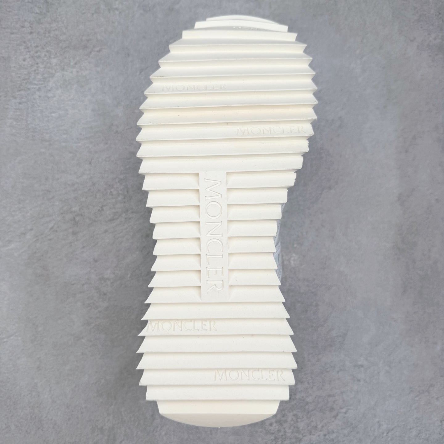 图片[9]-Moncler盟可睐 Pacey 麂皮圆头系带低帮生活休闲鞋 MONCLER（盟可睐）是一个以专业户外运动装备起家的服饰品牌，旗下产品以羽绒服为主。MONCLER，是小镇Monestier deClermont的缩写，于1952年在法国格勒诺布尔成立，现在总部设于意大利米兰。Moncler的品牌Logo是M字母与一只公鸡的组合。 Moncler品牌下面分：“Moncler Gamme Rouge”和“MonclerGamme Bleu”两个秀场品牌。实拍调校N版已经零色差零失真 百分百还原实物色彩所见即所得 不存在货不对板色差等低级问题 选购参考实物拍摄 不混卖不参货 只用心做好货严格选品 承诺混一赔十 尺码：36 36.5 37.5 38 38.5 39 40 40.5 41 42 42.5 43 44 44.5 45-选品中心