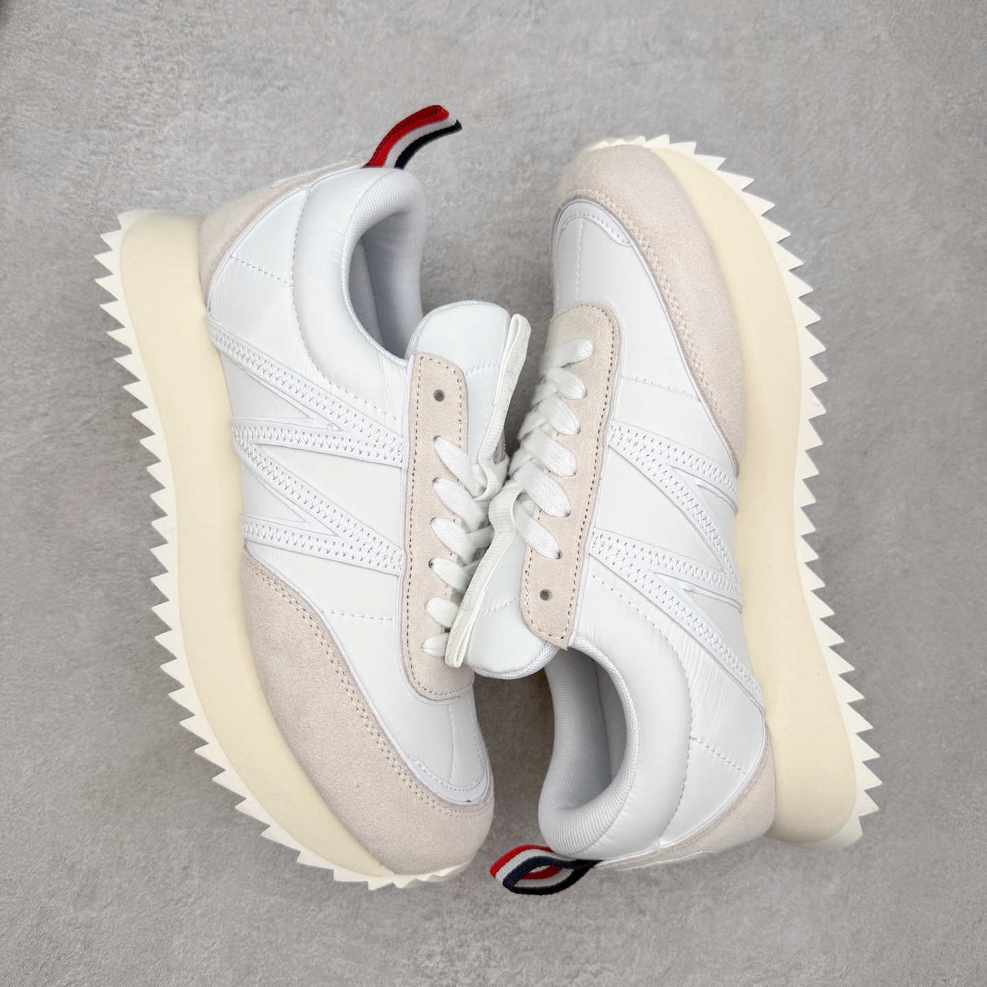 图片[3]-Moncler盟可睐 Pacey 麂皮圆头系带低帮生活休闲鞋 MONCLER（盟可睐）是一个以专业户外运动装备起家的服饰品牌，旗下产品以羽绒服为主。MONCLER，是小镇Monestier deClermont的缩写，于1952年在法国格勒诺布尔成立，现在总部设于意大利米兰。Moncler的品牌Logo是M字母与一只公鸡的组合。 Moncler品牌下面分：“Moncler Gamme Rouge”和“MonclerGamme Bleu”两个秀场品牌。实拍调校N版已经零色差零失真 百分百还原实物色彩所见即所得 不存在货不对板色差等低级问题 选购参考实物拍摄 不混卖不参货 只用心做好货严格选品 承诺混一赔十 尺码：36 36.5 37.5 38 38.5 39 40 40.5 41 42 42.5 43 44 44.5 45-选品中心