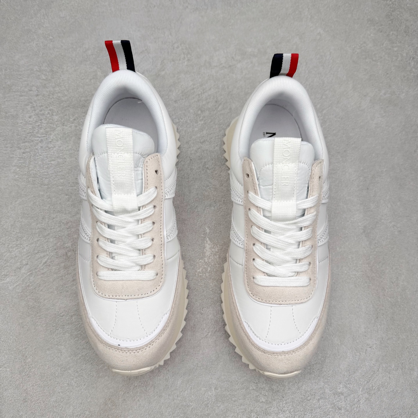 图片[2]-Moncler盟可睐 Pacey 麂皮圆头系带低帮生活休闲鞋 MONCLER（盟可睐）是一个以专业户外运动装备起家的服饰品牌，旗下产品以羽绒服为主。MONCLER，是小镇Monestier deClermont的缩写，于1952年在法国格勒诺布尔成立，现在总部设于意大利米兰。Moncler的品牌Logo是M字母与一只公鸡的组合。 Moncler品牌下面分：“Moncler Gamme Rouge”和“MonclerGamme Bleu”两个秀场品牌。实拍调校N版已经零色差零失真 百分百还原实物色彩所见即所得 不存在货不对板色差等低级问题 选购参考实物拍摄 不混卖不参货 只用心做好货严格选品 承诺混一赔十 尺码：36 36.5 37.5 38 38.5 39 40 40.5 41 42 42.5 43 44 44.5 45-选品中心