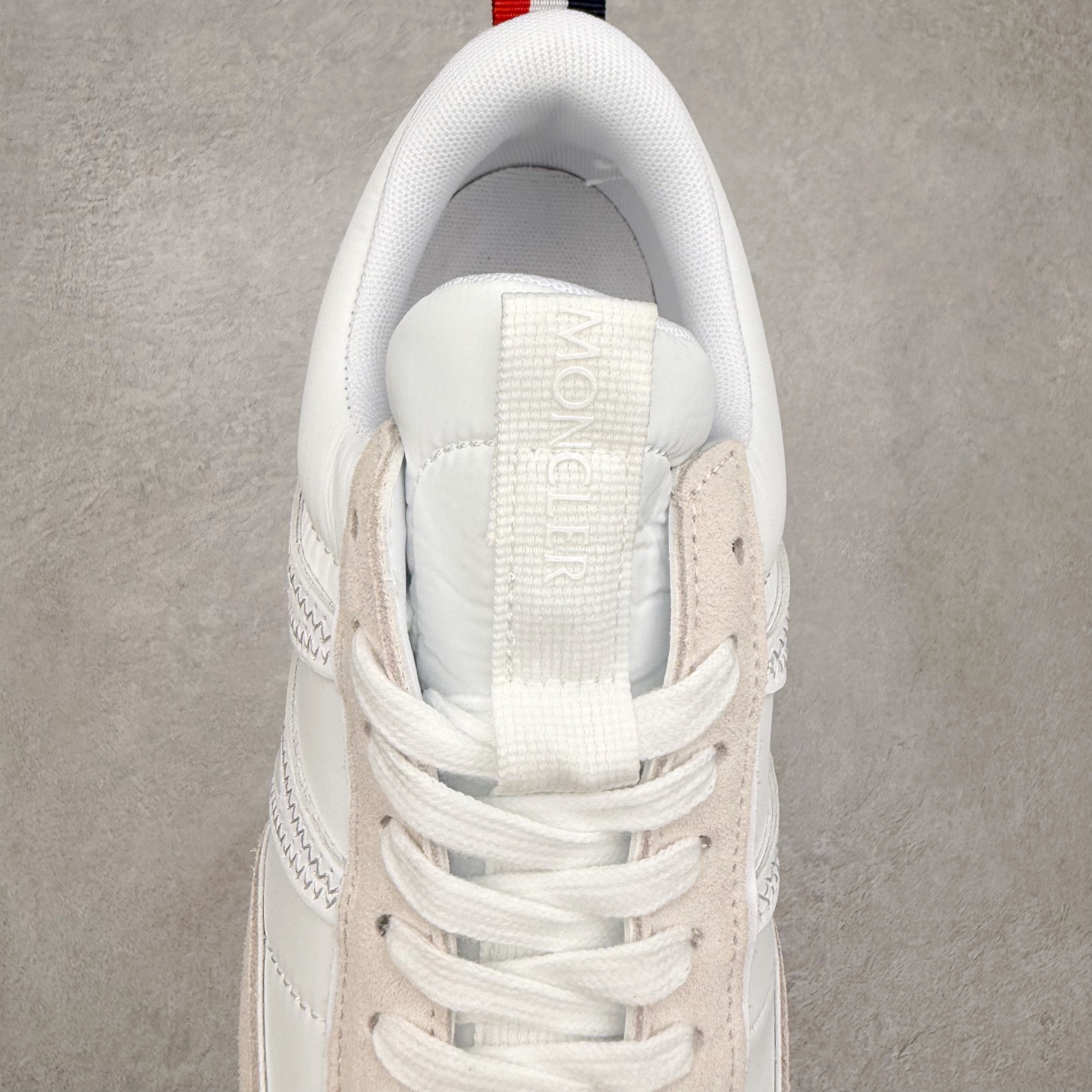 图片[5]-Moncler盟可睐 Pacey 麂皮圆头系带低帮生活休闲鞋 MONCLER（盟可睐）是一个以专业户外运动装备起家的服饰品牌，旗下产品以羽绒服为主。MONCLER，是小镇Monestier deClermont的缩写，于1952年在法国格勒诺布尔成立，现在总部设于意大利米兰。Moncler的品牌Logo是M字母与一只公鸡的组合。 Moncler品牌下面分：“Moncler Gamme Rouge”和“MonclerGamme Bleu”两个秀场品牌。实拍调校N版已经零色差零失真 百分百还原实物色彩所见即所得 不存在货不对板色差等低级问题 选购参考实物拍摄 不混卖不参货 只用心做好货严格选品 承诺混一赔十 尺码：36 36.5 37.5 38 38.5 39 40 40.5 41 42 42.5 43 44 44.5 45-选品中心