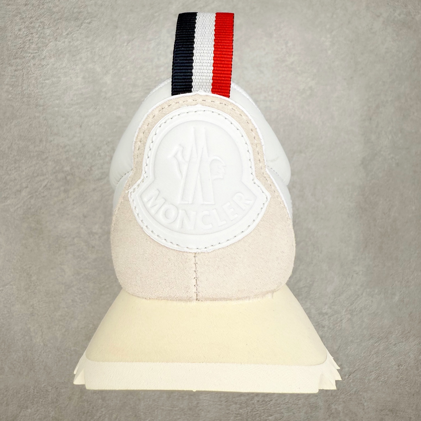 图片[8]-Moncler盟可睐 Pacey 麂皮圆头系带低帮生活休闲鞋 MONCLER（盟可睐）是一个以专业户外运动装备起家的服饰品牌，旗下产品以羽绒服为主。MONCLER，是小镇Monestier deClermont的缩写，于1952年在法国格勒诺布尔成立，现在总部设于意大利米兰。Moncler的品牌Logo是M字母与一只公鸡的组合。 Moncler品牌下面分：“Moncler Gamme Rouge”和“MonclerGamme Bleu”两个秀场品牌。实拍调校N版已经零色差零失真 百分百还原实物色彩所见即所得 不存在货不对板色差等低级问题 选购参考实物拍摄 不混卖不参货 只用心做好货严格选品 承诺混一赔十 尺码：36 36.5 37.5 38 38.5 39 40 40.5 41 42 42.5 43 44 44.5 45-选品中心