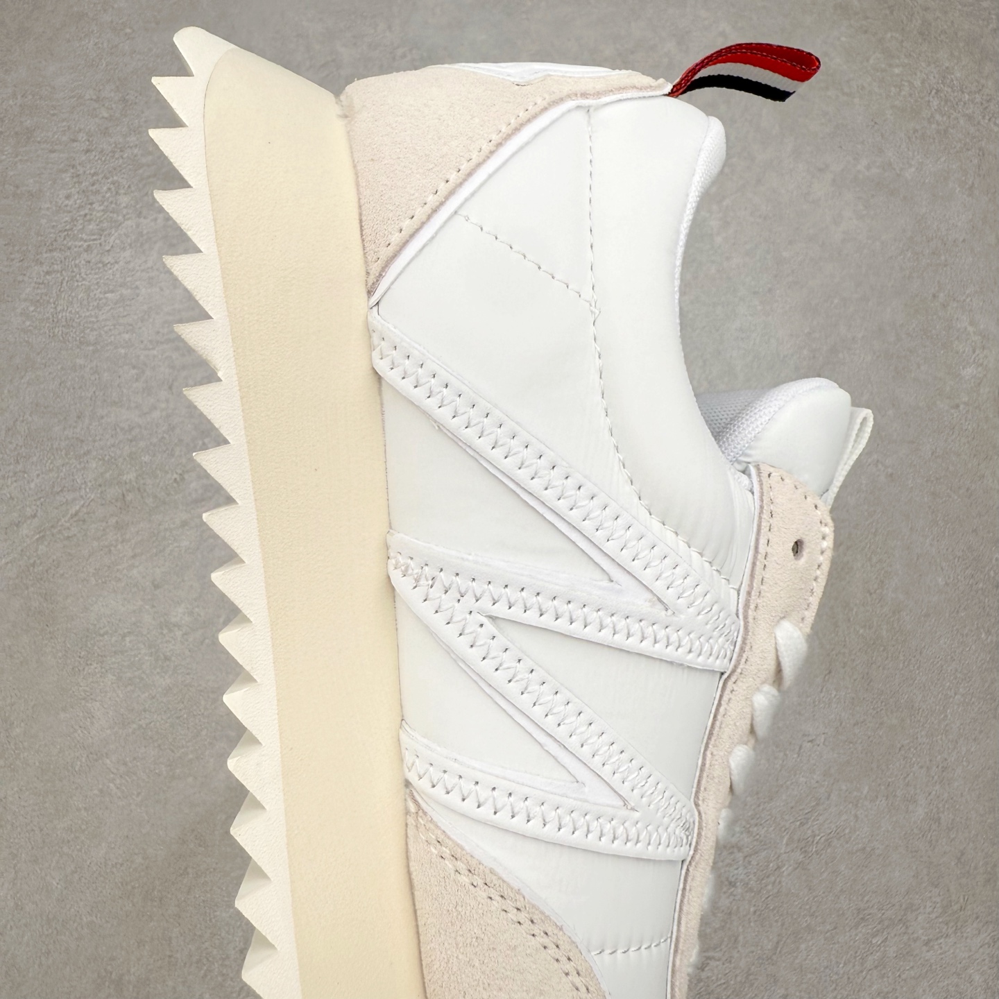 图片[6]-Moncler盟可睐 Pacey 麂皮圆头系带低帮生活休闲鞋 MONCLER（盟可睐）是一个以专业户外运动装备起家的服饰品牌，旗下产品以羽绒服为主。MONCLER，是小镇Monestier deClermont的缩写，于1952年在法国格勒诺布尔成立，现在总部设于意大利米兰。Moncler的品牌Logo是M字母与一只公鸡的组合。 Moncler品牌下面分：“Moncler Gamme Rouge”和“MonclerGamme Bleu”两个秀场品牌。实拍调校N版已经零色差零失真 百分百还原实物色彩所见即所得 不存在货不对板色差等低级问题 选购参考实物拍摄 不混卖不参货 只用心做好货严格选品 承诺混一赔十 尺码：36 36.5 37.5 38 38.5 39 40 40.5 41 42 42.5 43 44 44.5 45-选品中心