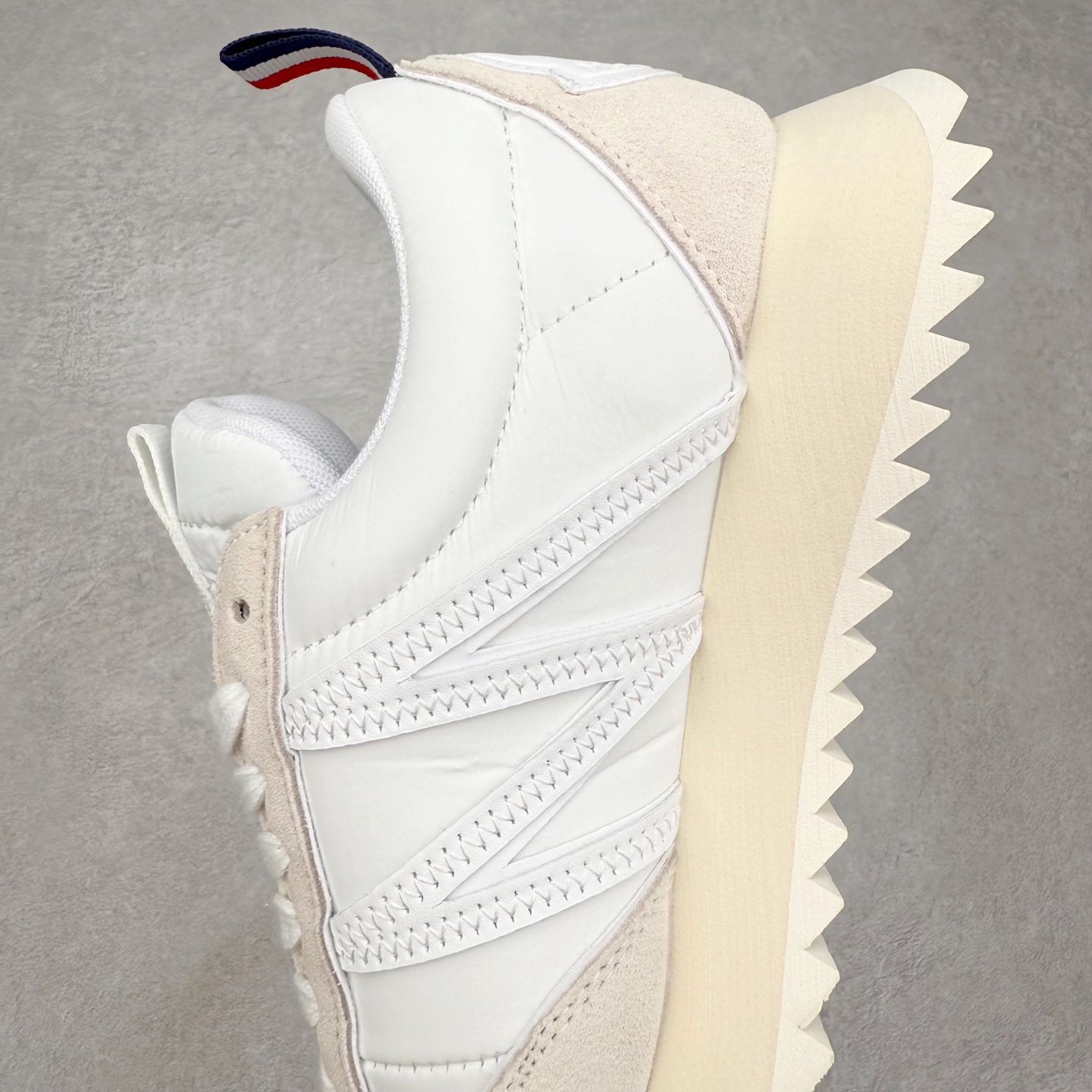 图片[7]-Moncler盟可睐 Pacey 麂皮圆头系带低帮生活休闲鞋 MONCLER（盟可睐）是一个以专业户外运动装备起家的服饰品牌，旗下产品以羽绒服为主。MONCLER，是小镇Monestier deClermont的缩写，于1952年在法国格勒诺布尔成立，现在总部设于意大利米兰。Moncler的品牌Logo是M字母与一只公鸡的组合。 Moncler品牌下面分：“Moncler Gamme Rouge”和“MonclerGamme Bleu”两个秀场品牌。实拍调校N版已经零色差零失真 百分百还原实物色彩所见即所得 不存在货不对板色差等低级问题 选购参考实物拍摄 不混卖不参货 只用心做好货严格选品 承诺混一赔十 尺码：36 36.5 37.5 38 38.5 39 40 40.5 41 42 42.5 43 44 44.5 45-选品中心