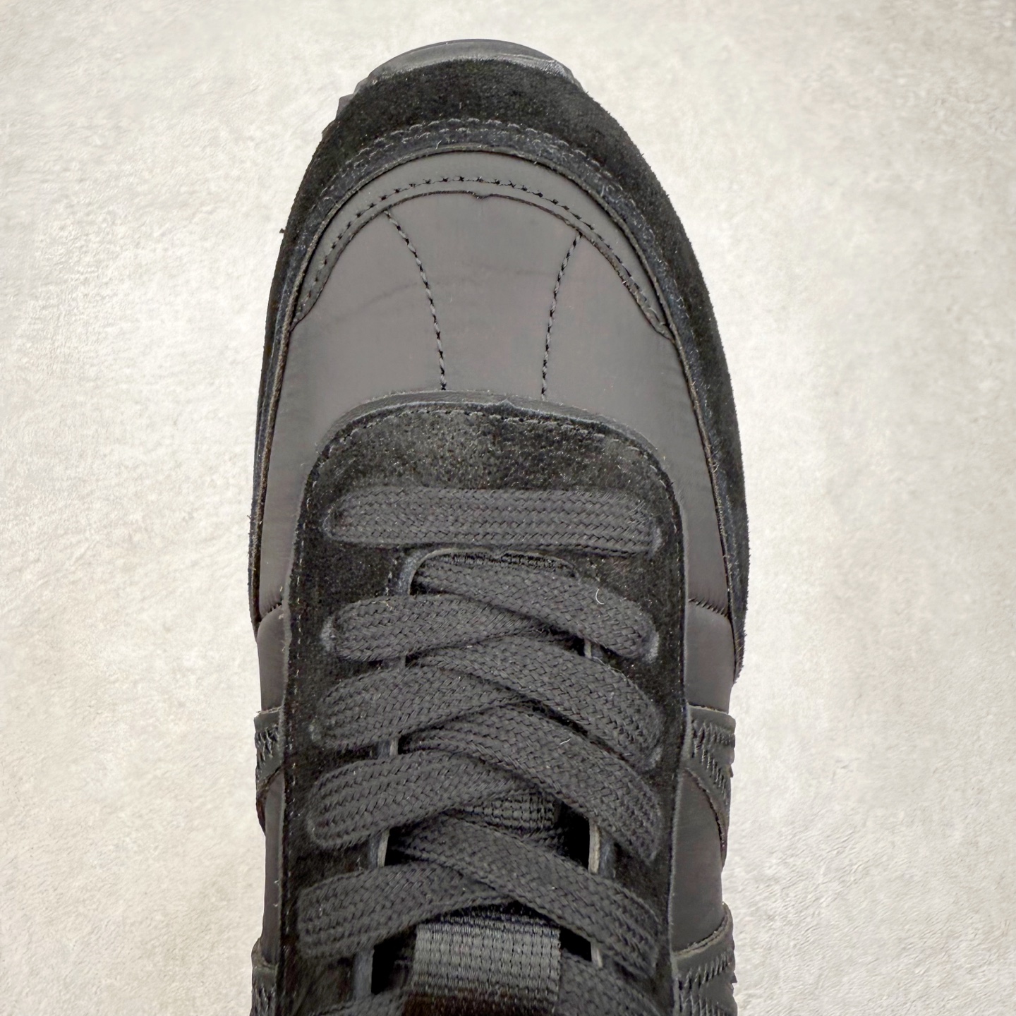 图片[4]-Moncler盟可睐 Pacey 麂皮圆头系带低帮生活休闲鞋 MONCLER（盟可睐）是一个以专业户外运动装备起家的服饰品牌，旗下产品以羽绒服为主。MONCLER，是小镇Monestier deClermont的缩写，于1952年在法国格勒诺布尔成立，现在总部设于意大利米兰。Moncler的品牌Logo是M字母与一只公鸡的组合。 Moncler品牌下面分：“Moncler Gamme Rouge”和“MonclerGamme Bleu”两个秀场品牌。实拍调校N版已经零色差零失真 百分百还原实物色彩所见即所得 不存在货不对板色差等低级问题 选购参考实物拍摄 不混卖不参货 只用心做好货严格选品 承诺混一赔十 尺码：36 36.5 37.5 38 38.5 39 40 40.5 41 42 42.5 43 44 44.5 45-选品中心