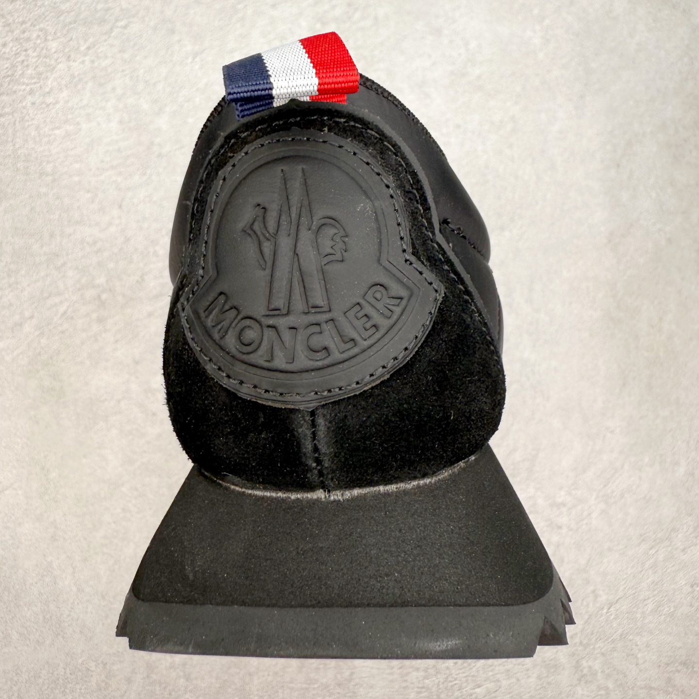 图片[8]-Moncler盟可睐 Pacey 麂皮圆头系带低帮生活休闲鞋 MONCLER（盟可睐）是一个以专业户外运动装备起家的服饰品牌，旗下产品以羽绒服为主。MONCLER，是小镇Monestier deClermont的缩写，于1952年在法国格勒诺布尔成立，现在总部设于意大利米兰。Moncler的品牌Logo是M字母与一只公鸡的组合。 Moncler品牌下面分：“Moncler Gamme Rouge”和“MonclerGamme Bleu”两个秀场品牌。实拍调校N版已经零色差零失真 百分百还原实物色彩所见即所得 不存在货不对板色差等低级问题 选购参考实物拍摄 不混卖不参货 只用心做好货严格选品 承诺混一赔十 尺码：36 36.5 37.5 38 38.5 39 40 40.5 41 42 42.5 43 44 44.5 45-选品中心