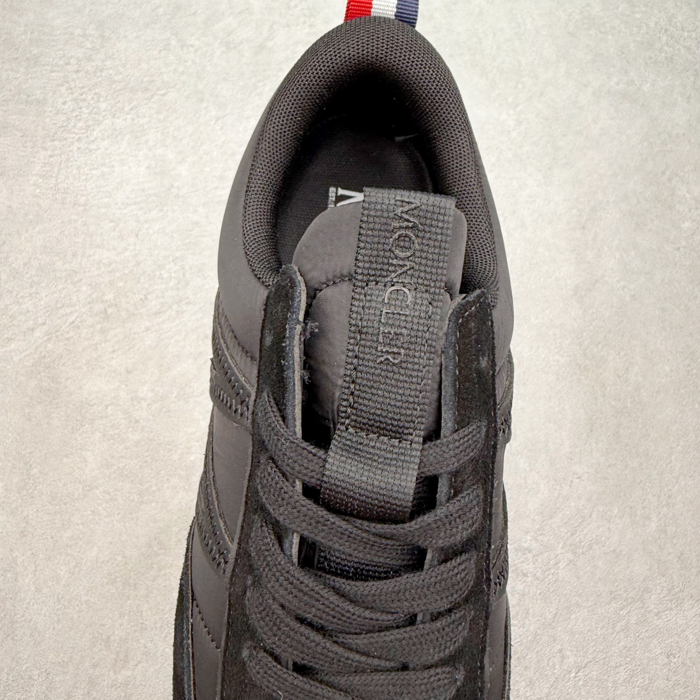 图片[5]-Moncler盟可睐 Pacey 麂皮圆头系带低帮生活休闲鞋 MONCLER（盟可睐）是一个以专业户外运动装备起家的服饰品牌，旗下产品以羽绒服为主。MONCLER，是小镇Monestier deClermont的缩写，于1952年在法国格勒诺布尔成立，现在总部设于意大利米兰。Moncler的品牌Logo是M字母与一只公鸡的组合。 Moncler品牌下面分：“Moncler Gamme Rouge”和“MonclerGamme Bleu”两个秀场品牌。实拍调校N版已经零色差零失真 百分百还原实物色彩所见即所得 不存在货不对板色差等低级问题 选购参考实物拍摄 不混卖不参货 只用心做好货严格选品 承诺混一赔十 尺码：36 36.5 37.5 38 38.5 39 40 40.5 41 42 42.5 43 44 44.5 45-选品中心