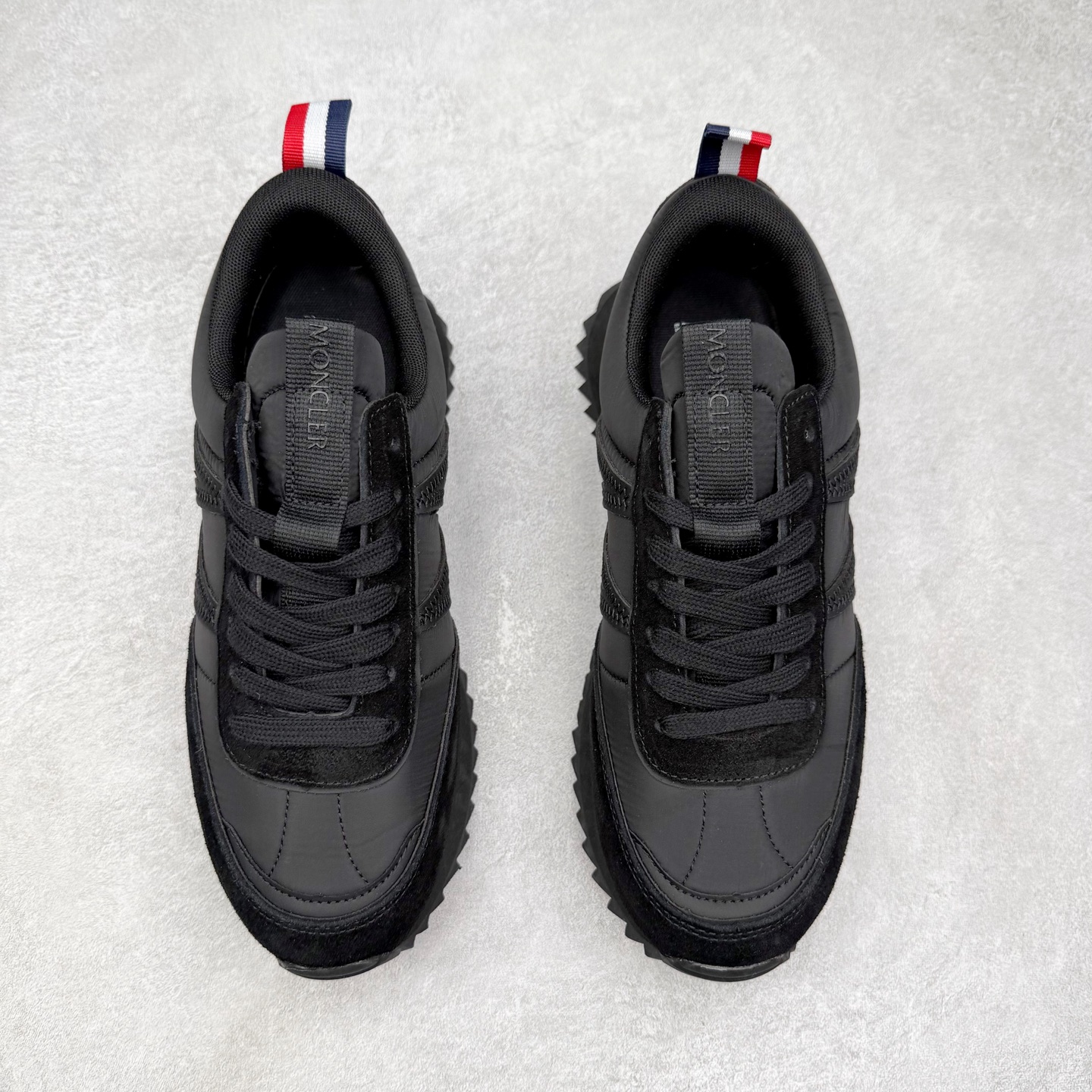 图片[2]-Moncler盟可睐 Pacey 麂皮圆头系带低帮生活休闲鞋 MONCLER（盟可睐）是一个以专业户外运动装备起家的服饰品牌，旗下产品以羽绒服为主。MONCLER，是小镇Monestier deClermont的缩写，于1952年在法国格勒诺布尔成立，现在总部设于意大利米兰。Moncler的品牌Logo是M字母与一只公鸡的组合。 Moncler品牌下面分：“Moncler Gamme Rouge”和“MonclerGamme Bleu”两个秀场品牌。实拍调校N版已经零色差零失真 百分百还原实物色彩所见即所得 不存在货不对板色差等低级问题 选购参考实物拍摄 不混卖不参货 只用心做好货严格选品 承诺混一赔十 尺码：36 36.5 37.5 38 38.5 39 40 40.5 41 42 42.5 43 44 44.5 45-选品中心