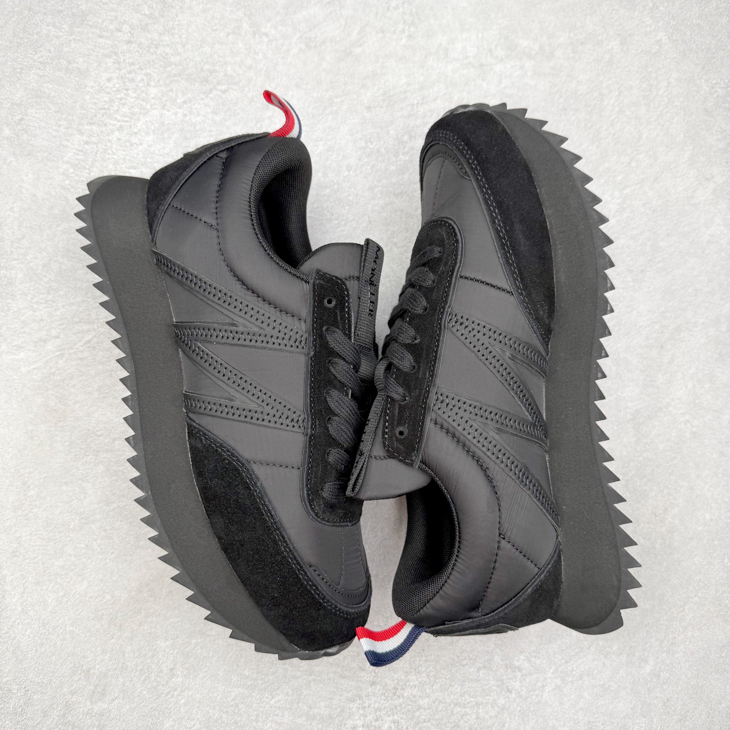 图片[3]-Moncler盟可睐 Pacey 麂皮圆头系带低帮生活休闲鞋 MONCLER（盟可睐）是一个以专业户外运动装备起家的服饰品牌，旗下产品以羽绒服为主。MONCLER，是小镇Monestier deClermont的缩写，于1952年在法国格勒诺布尔成立，现在总部设于意大利米兰。Moncler的品牌Logo是M字母与一只公鸡的组合。 Moncler品牌下面分：“Moncler Gamme Rouge”和“MonclerGamme Bleu”两个秀场品牌。实拍调校N版已经零色差零失真 百分百还原实物色彩所见即所得 不存在货不对板色差等低级问题 选购参考实物拍摄 不混卖不参货 只用心做好货严格选品 承诺混一赔十 尺码：36 36.5 37.5 38 38.5 39 40 40.5 41 42 42.5 43 44 44.5 45-选品中心