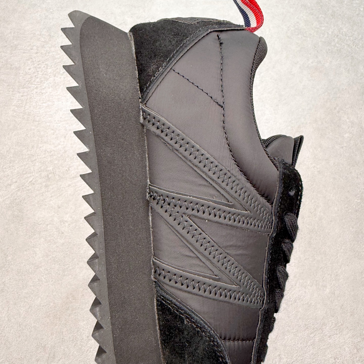 图片[6]-Moncler盟可睐 Pacey 麂皮圆头系带低帮生活休闲鞋 MONCLER（盟可睐）是一个以专业户外运动装备起家的服饰品牌，旗下产品以羽绒服为主。MONCLER，是小镇Monestier deClermont的缩写，于1952年在法国格勒诺布尔成立，现在总部设于意大利米兰。Moncler的品牌Logo是M字母与一只公鸡的组合。 Moncler品牌下面分：“Moncler Gamme Rouge”和“MonclerGamme Bleu”两个秀场品牌。实拍调校N版已经零色差零失真 百分百还原实物色彩所见即所得 不存在货不对板色差等低级问题 选购参考实物拍摄 不混卖不参货 只用心做好货严格选品 承诺混一赔十 尺码：36 36.5 37.5 38 38.5 39 40 40.5 41 42 42.5 43 44 44.5 45-选品中心